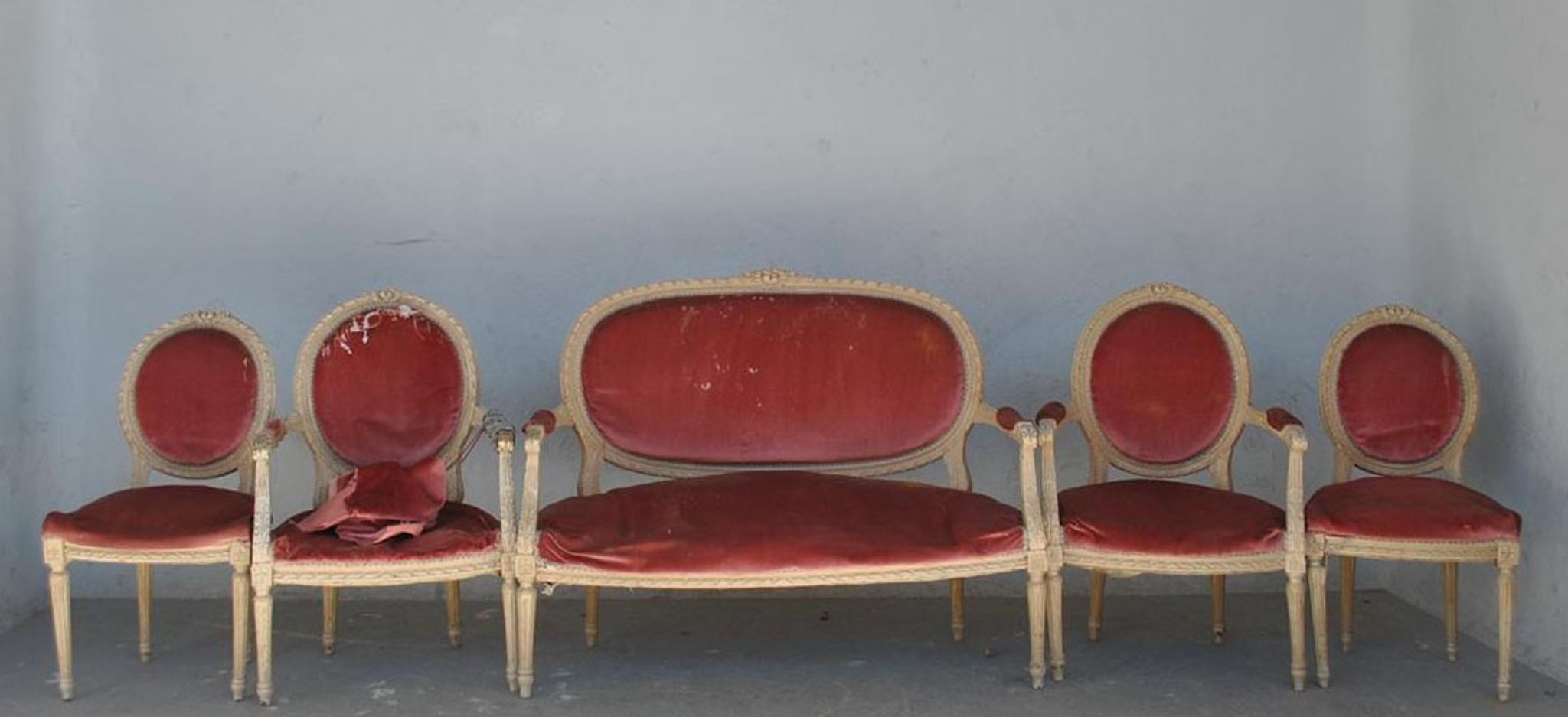 Paire de chaises laquées crème style Louis XVI vers 1900