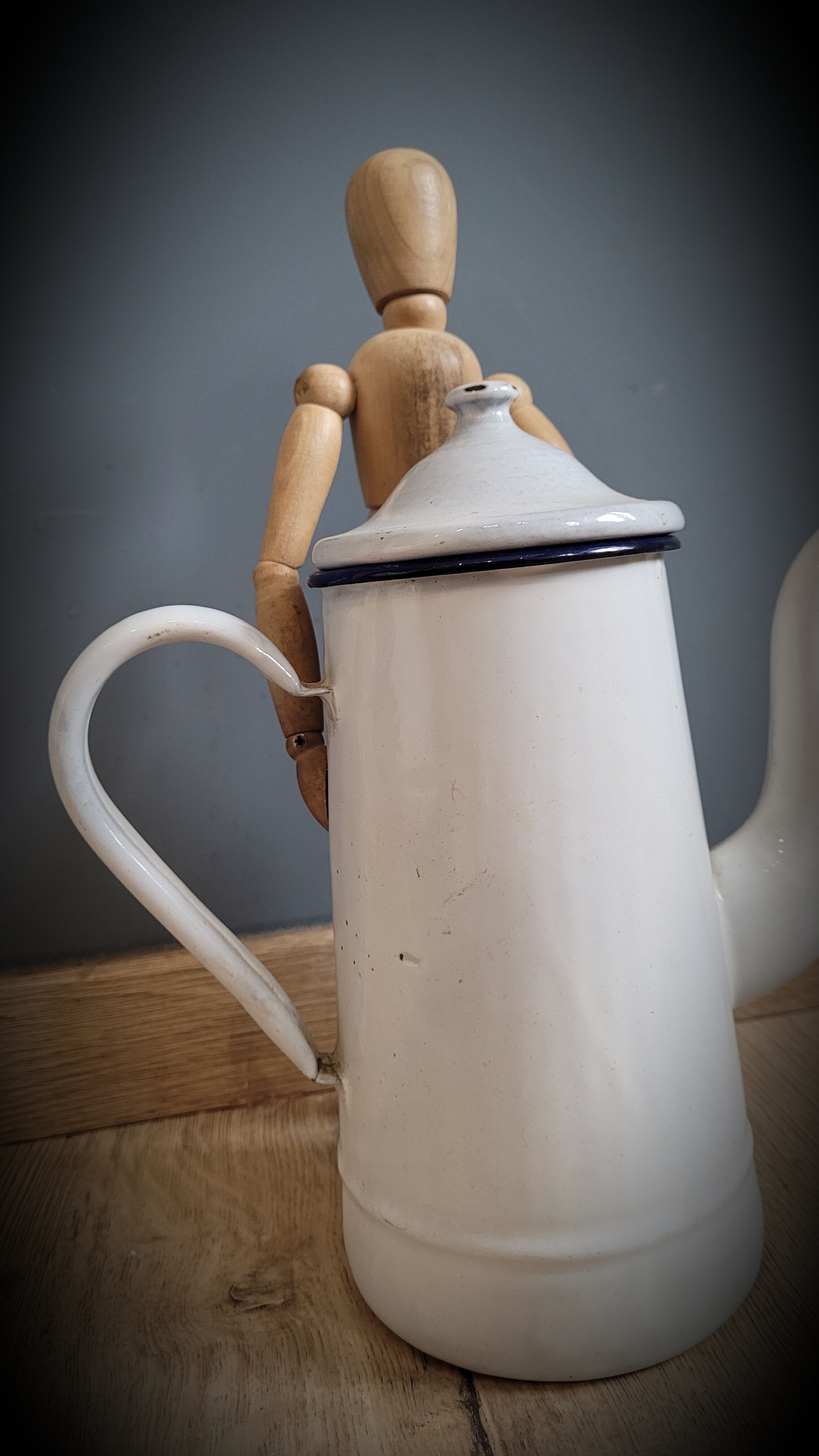 White enamelled coffee maker