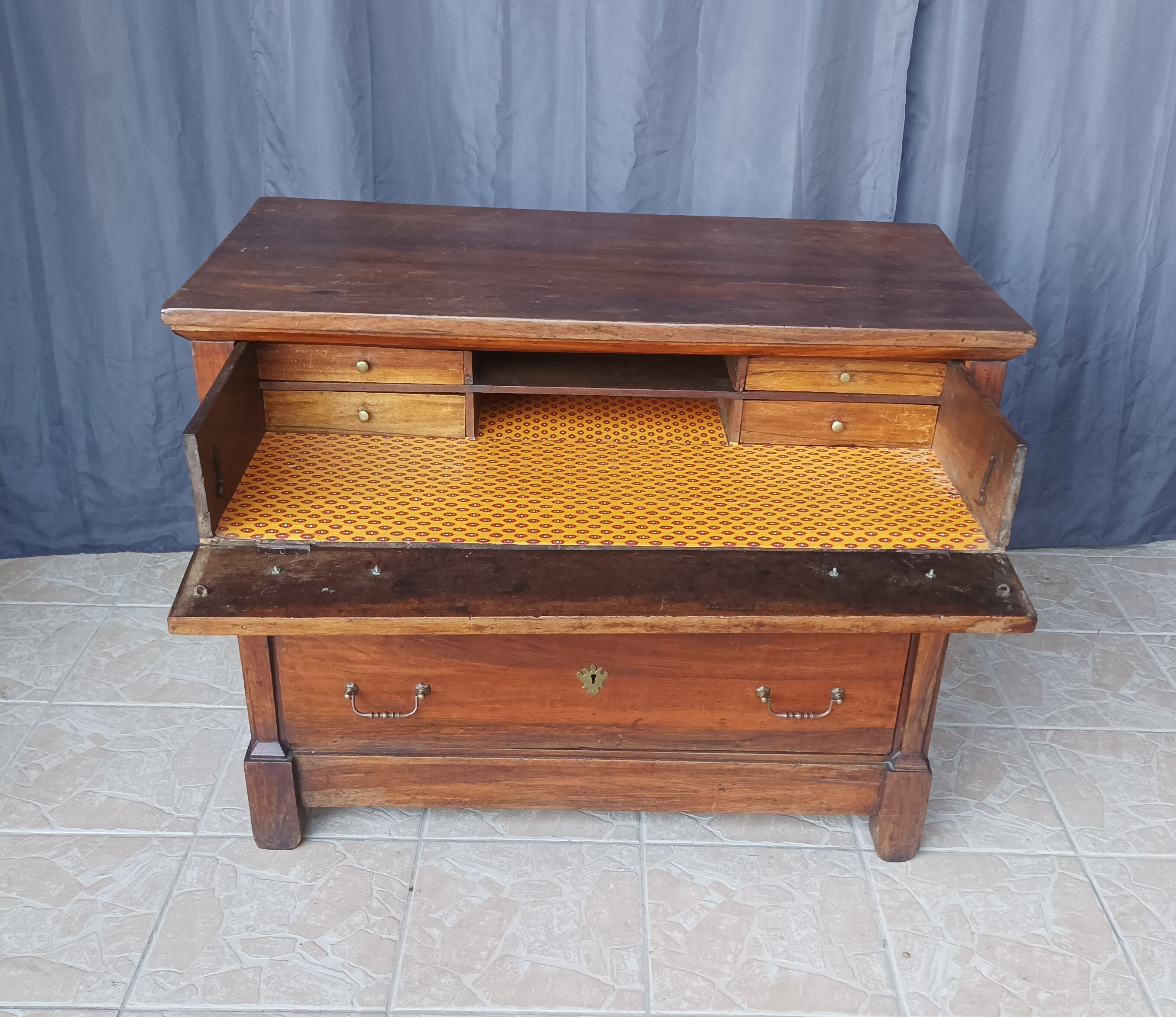 Cross-legged commode from the Restoration period in walnut.
