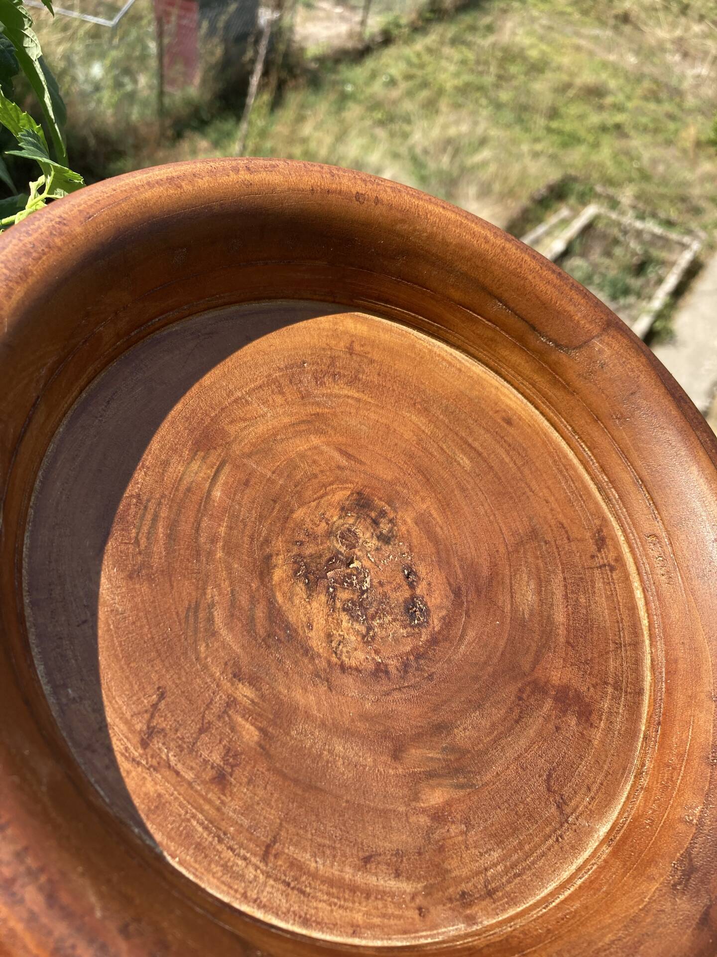 Turned wooden bowl craftsmanship from Haute-Marne.