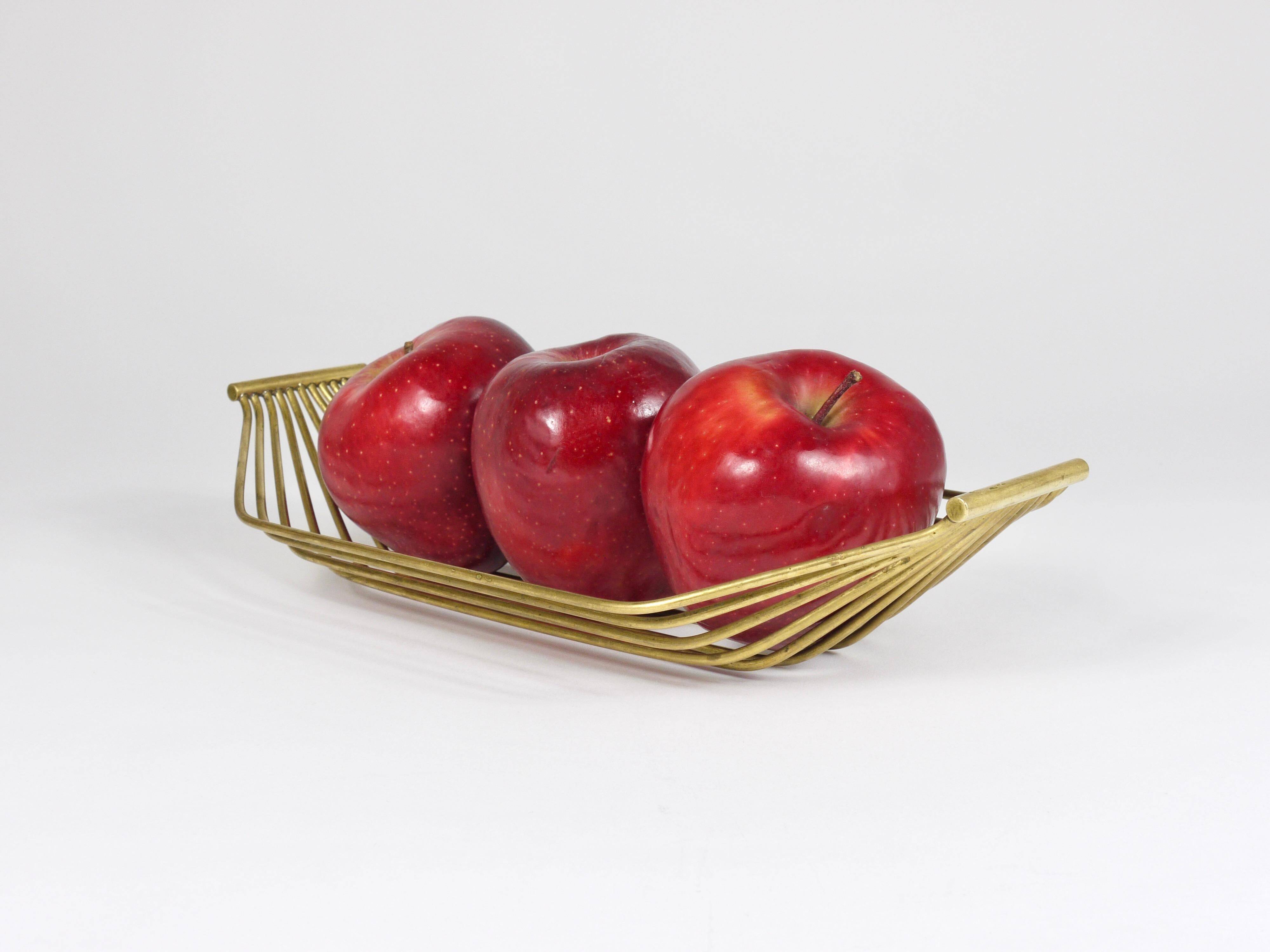Grand panier à fruits en fil de laiton autrichien milieu du siècle, style Carl Aubock, 1950