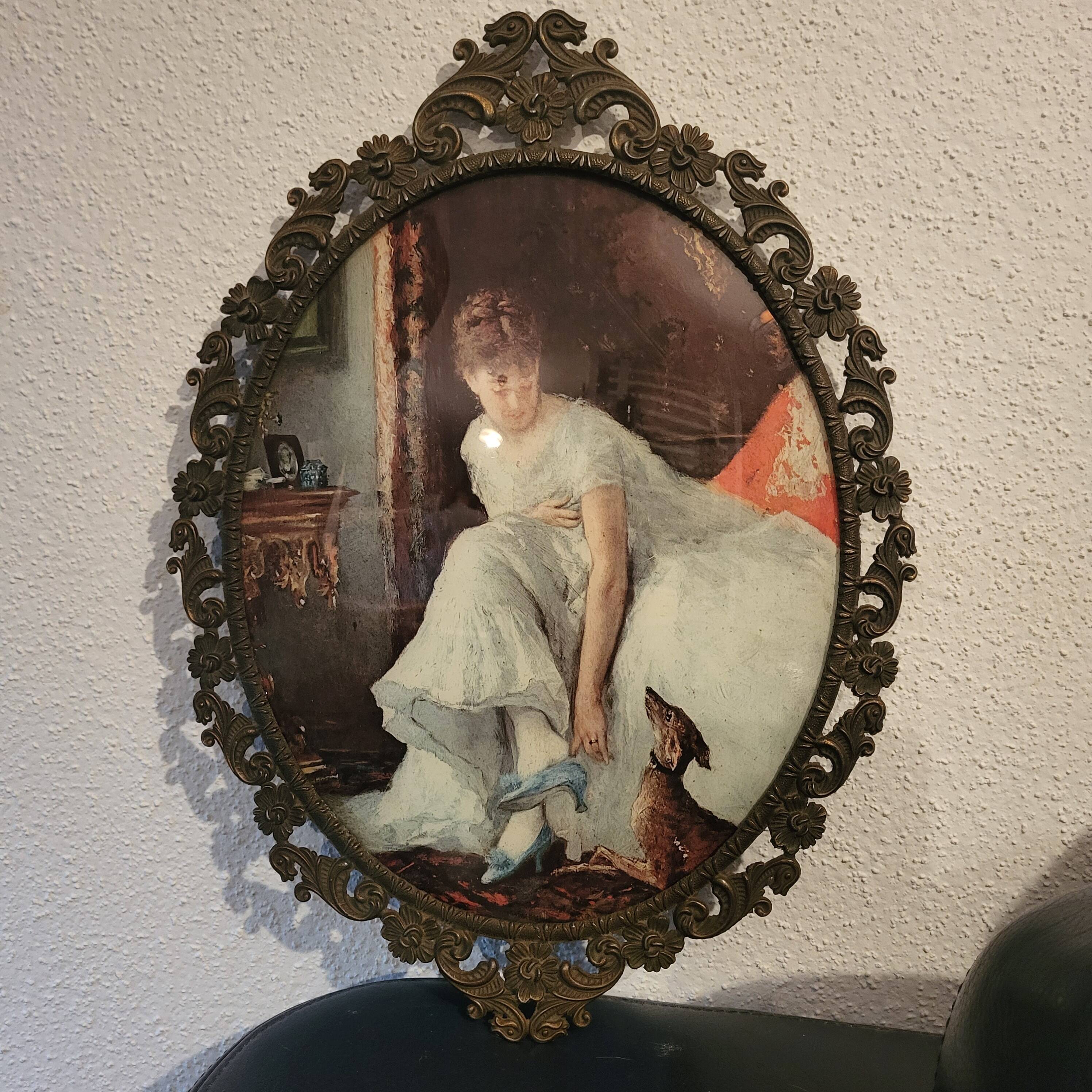 Italian oval frame in bronze and curved glass