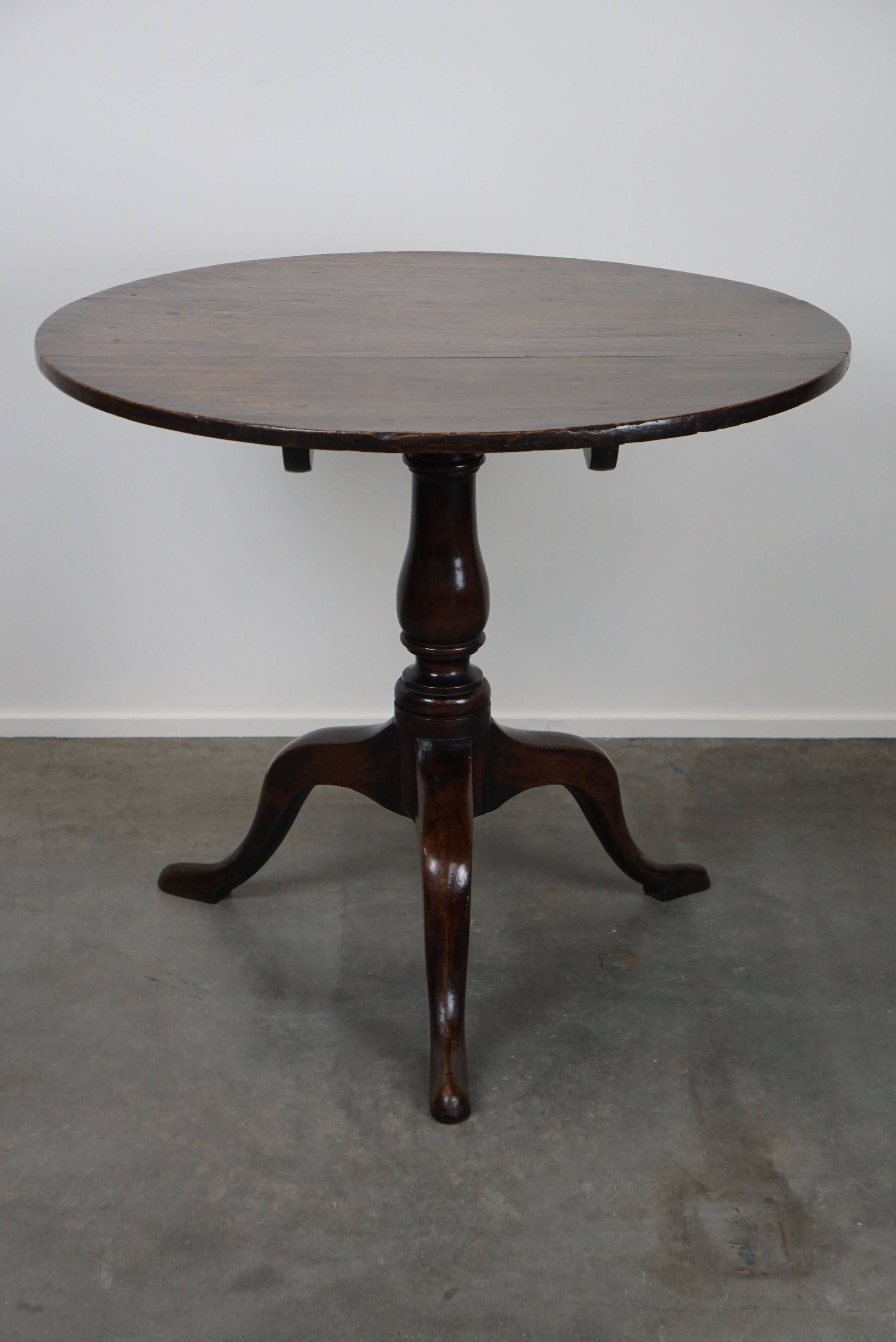 Round antique English oak tilt-top table with wonderful colors
