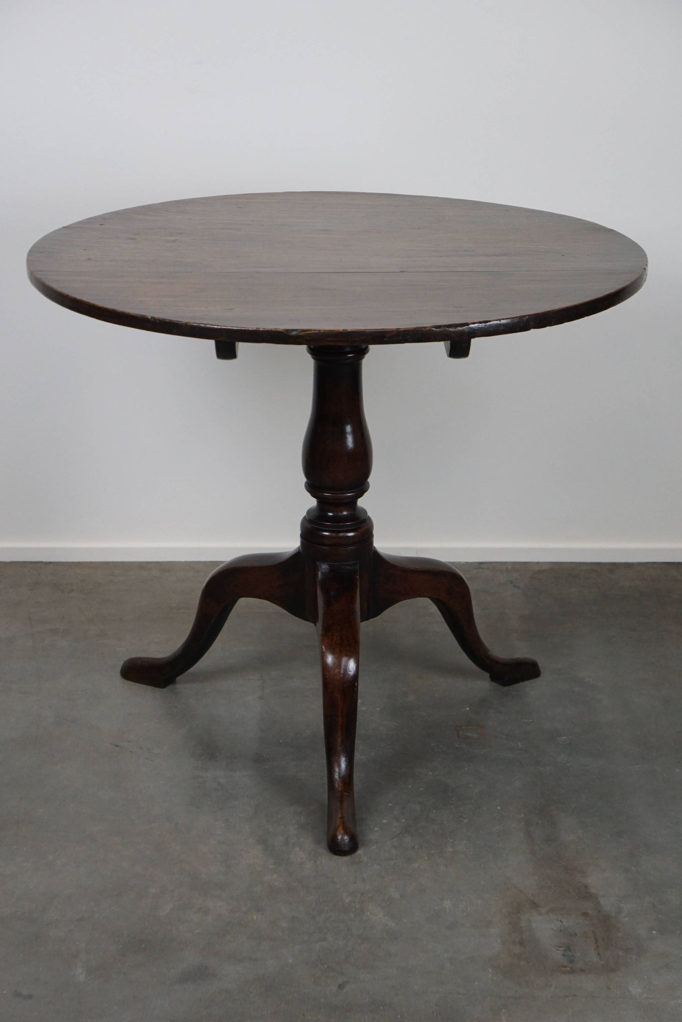 Round antique English oak tilt-top table with wonderful colors