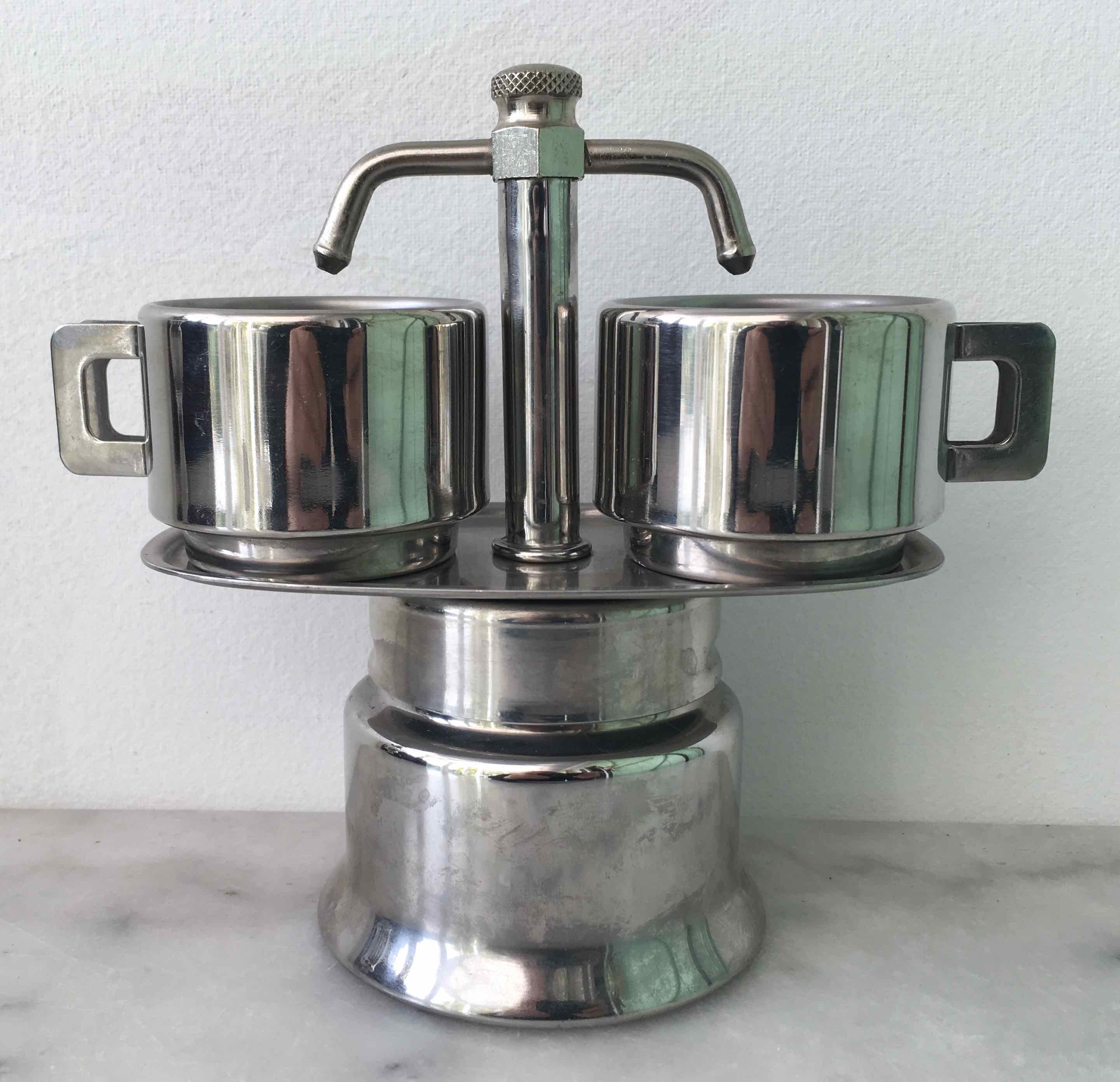 Cafetière italienne et tasses en inox