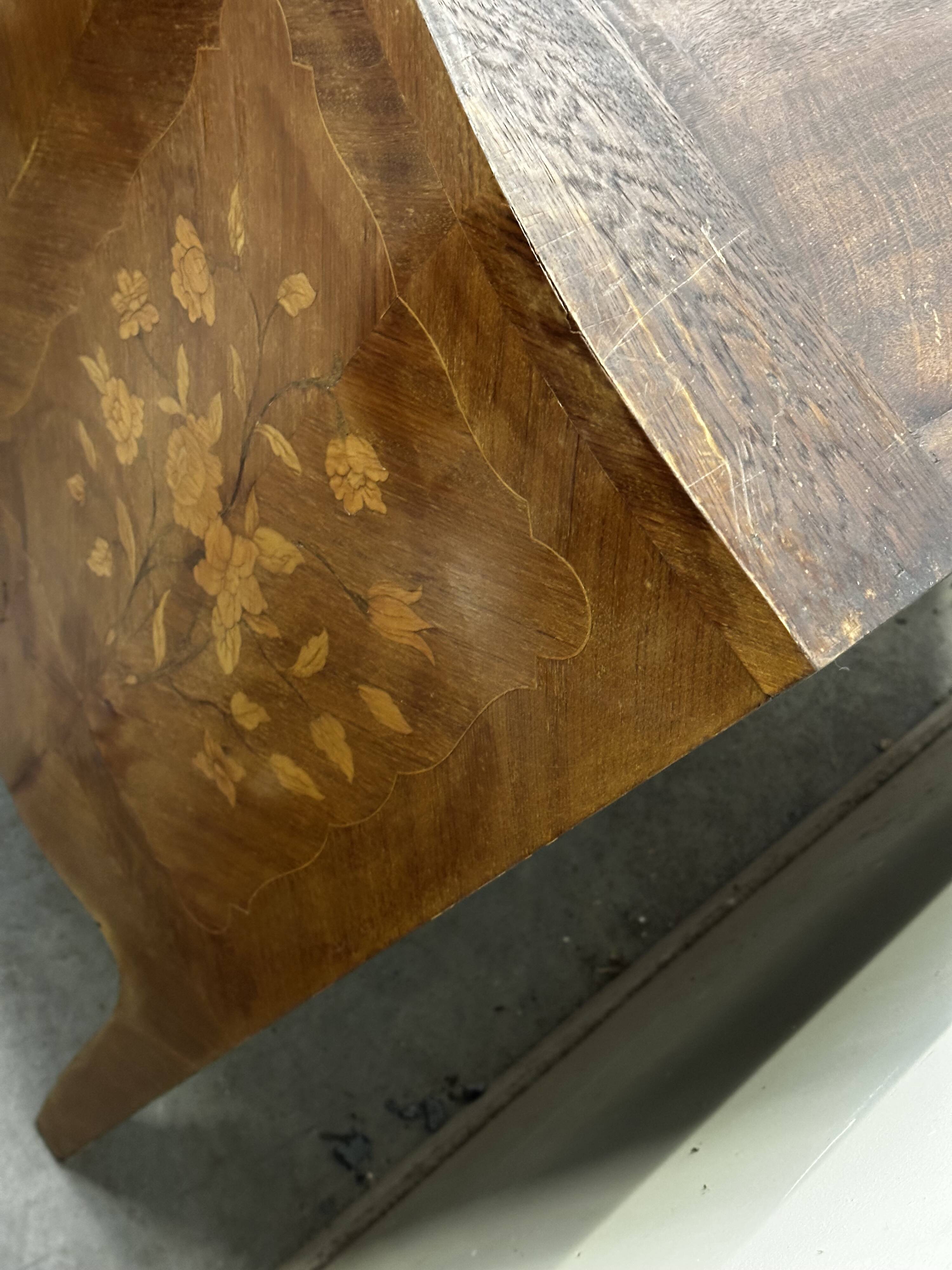 Curved and inlaid chest of drawers, Louis XV style, late 19th-early 20th century