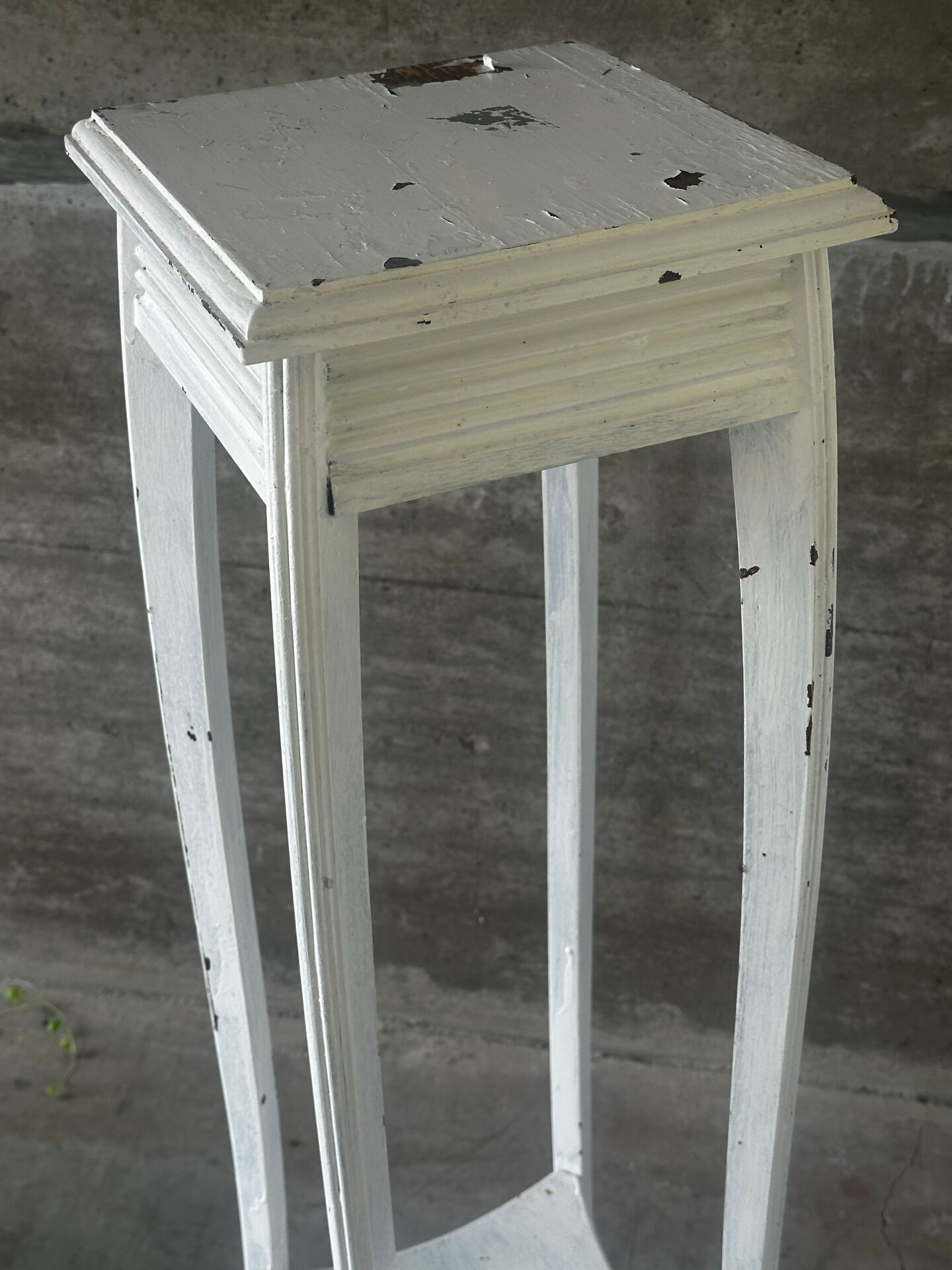 Sellette ancienne en bois peint blanc – H 110 cm