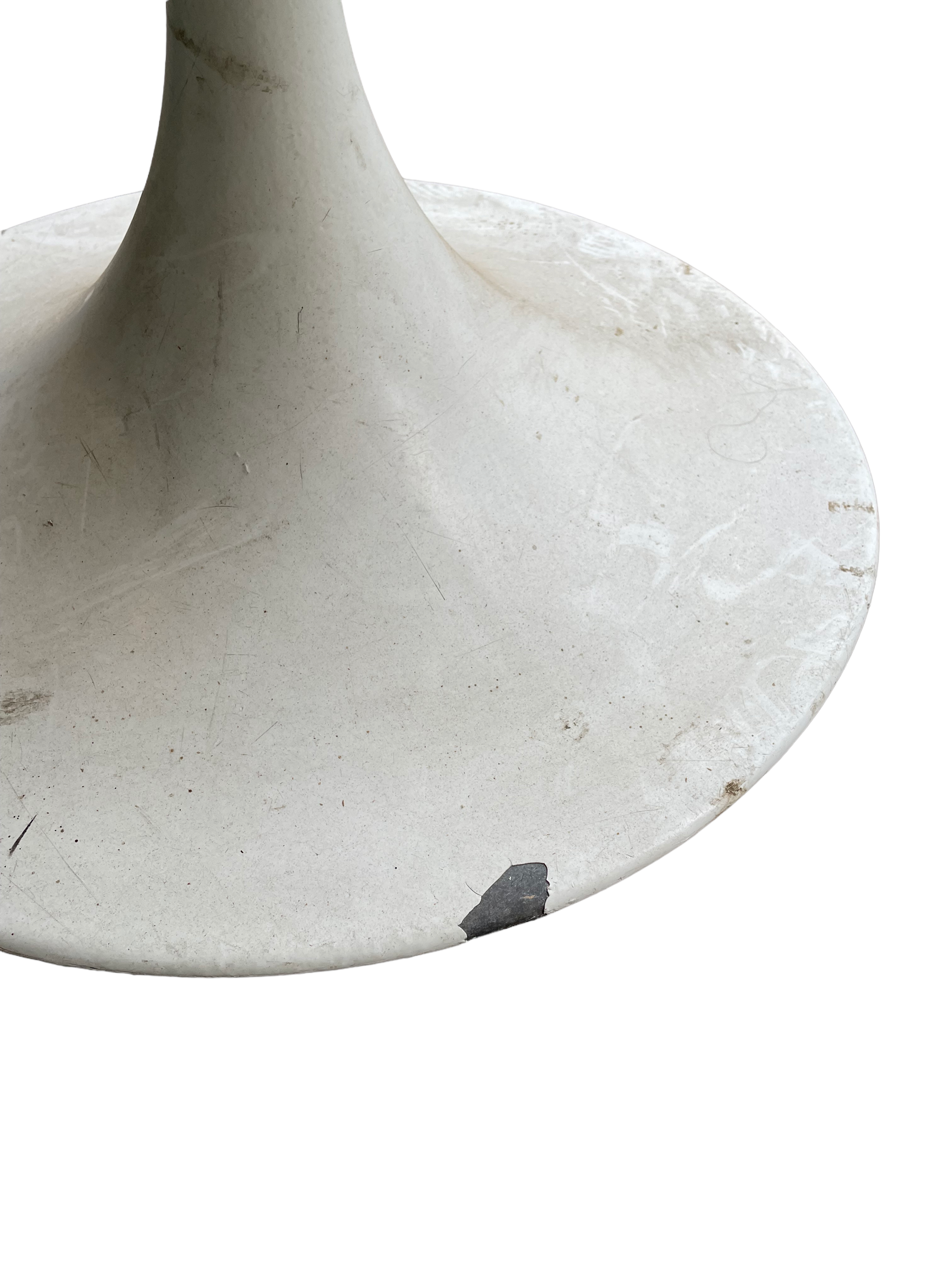 Table design pied tulipe dessus marbre