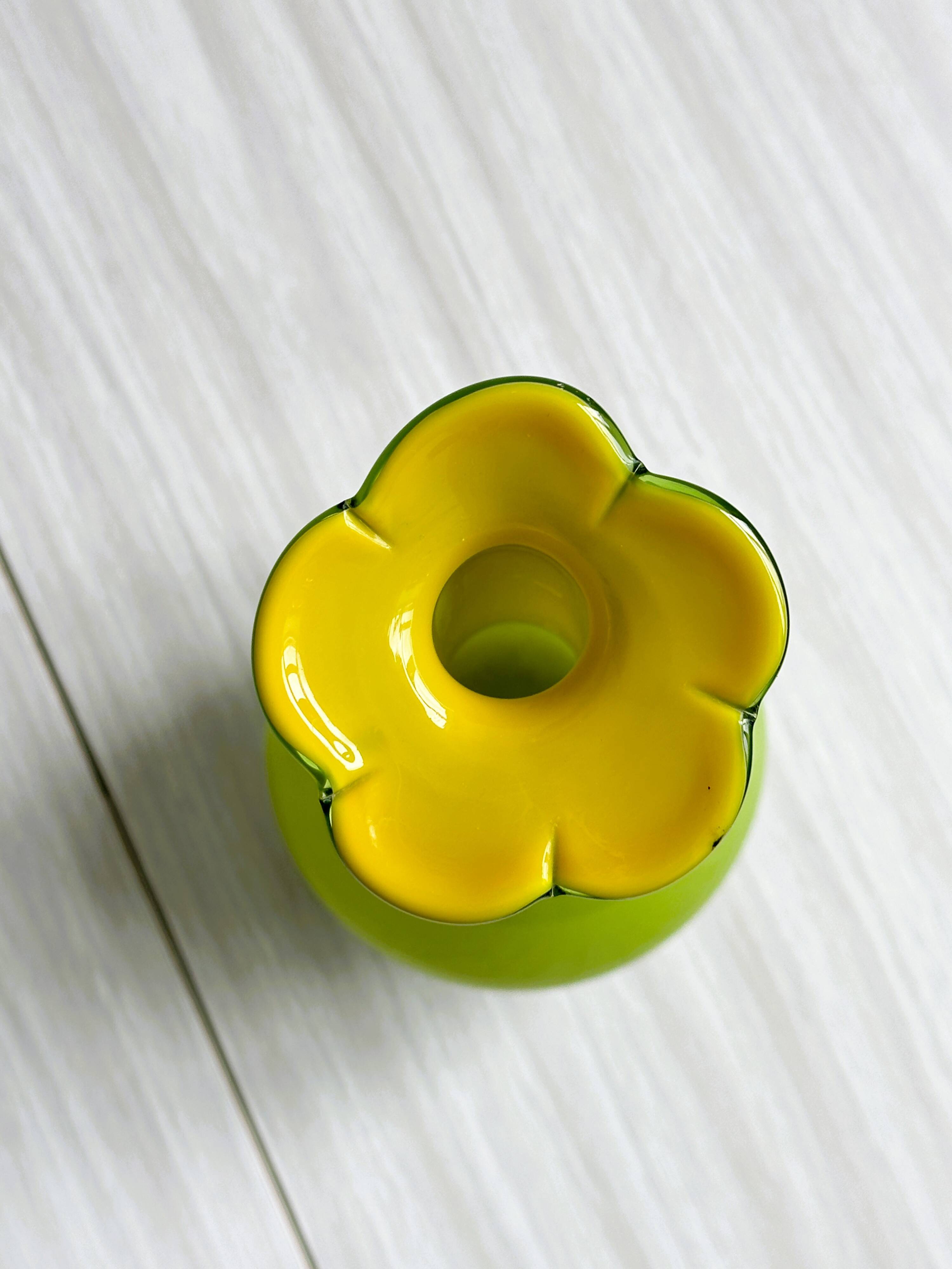 Vase en verre de forme florale, décoration vintage POP.