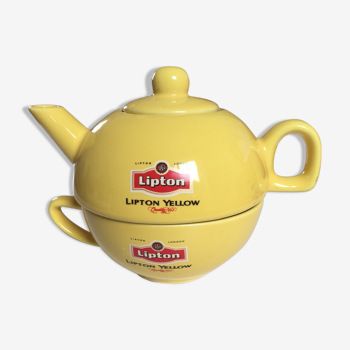 Solitary teapot