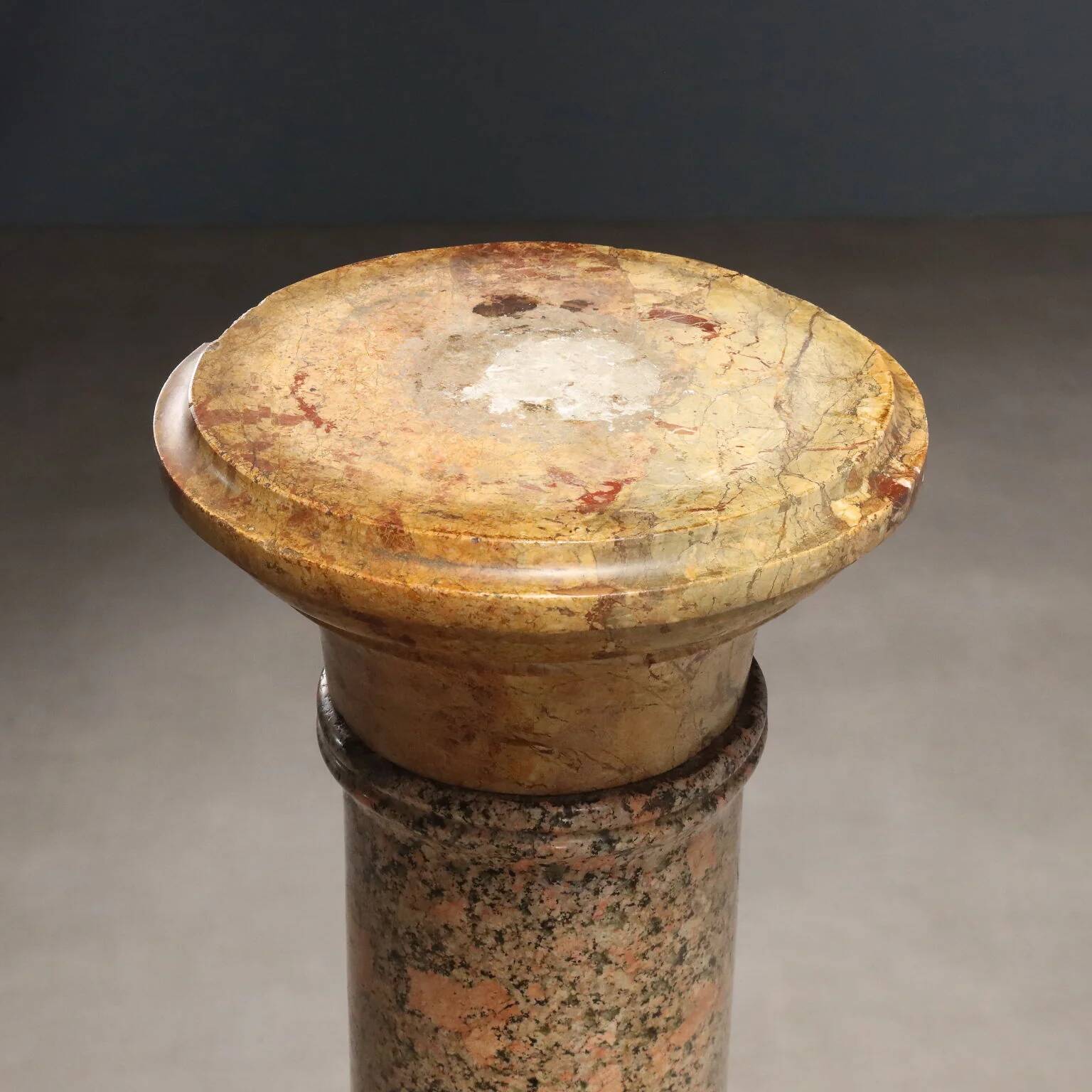 Paire de colonnes en marbre breccia et granit - Italie XIXe siècle