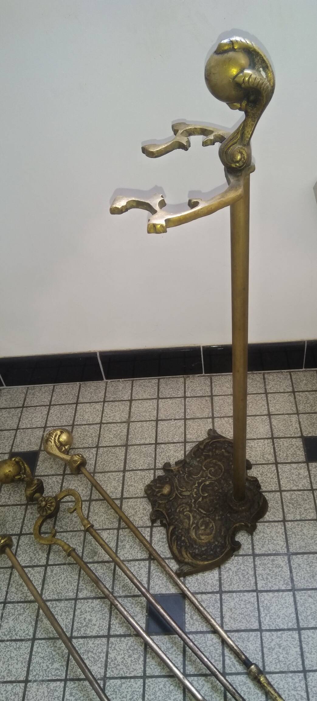 Bronze fireplace servant with eagle claws and raptor claws