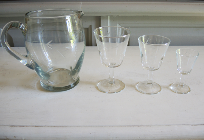 Service of 33 glasses on foot and carafe