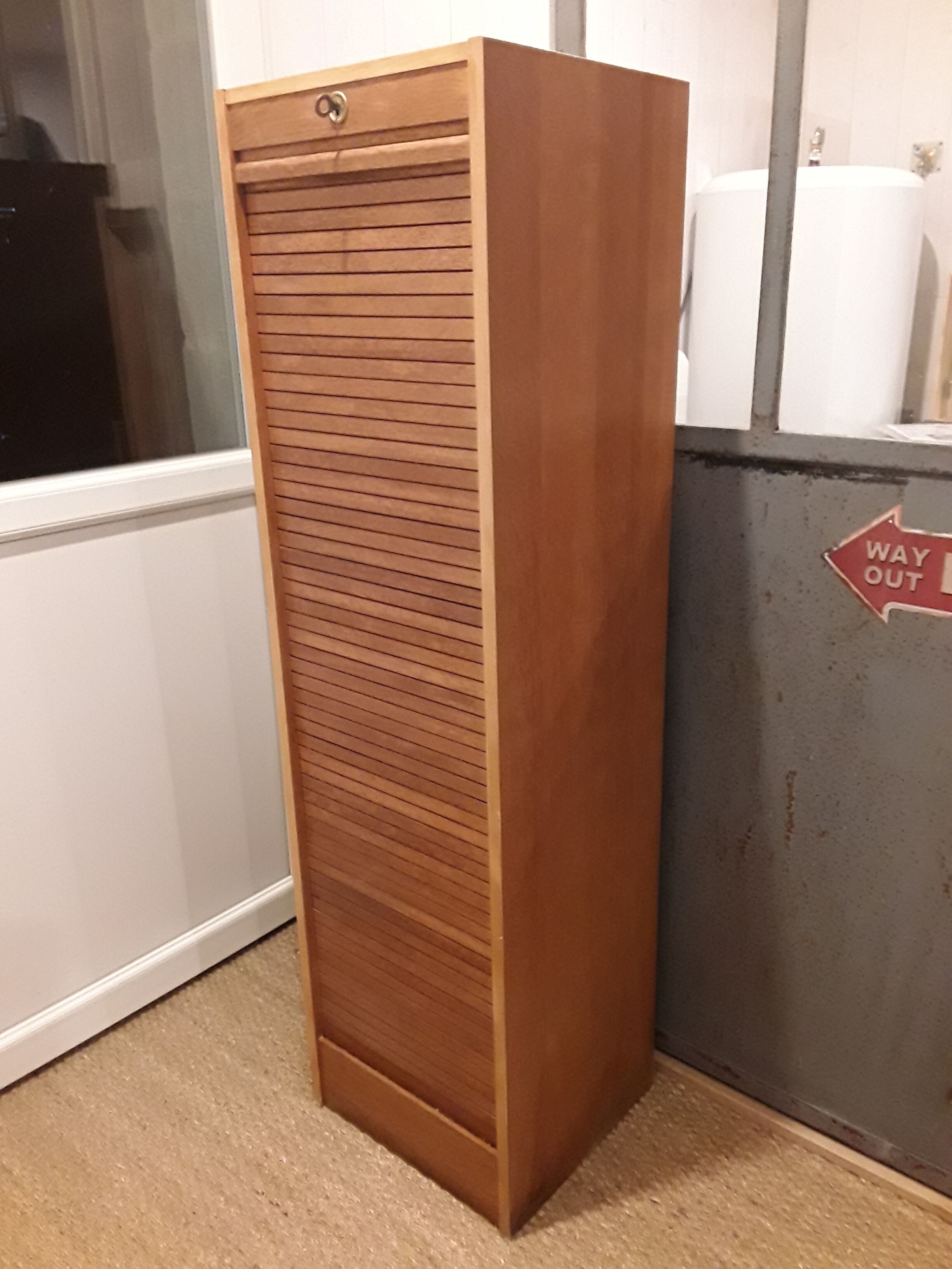 Meuble classeur å rideaux
