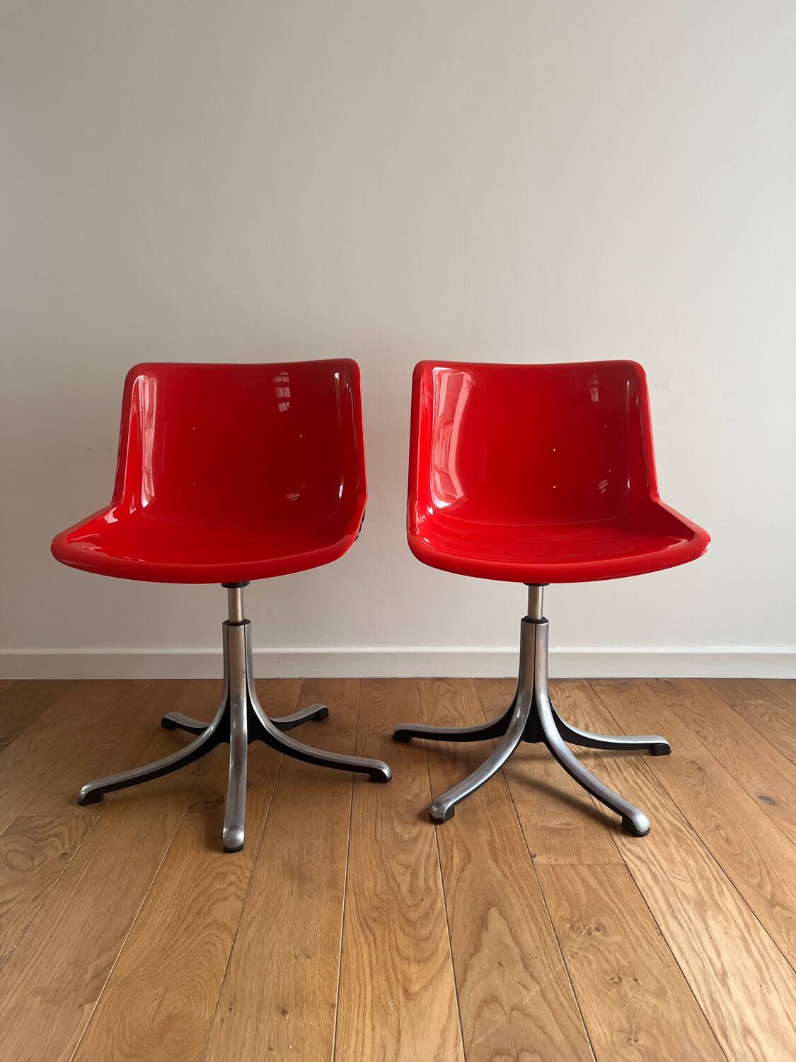 9 swivel chairs assigned to Osvaldo Borsani – Modus model for