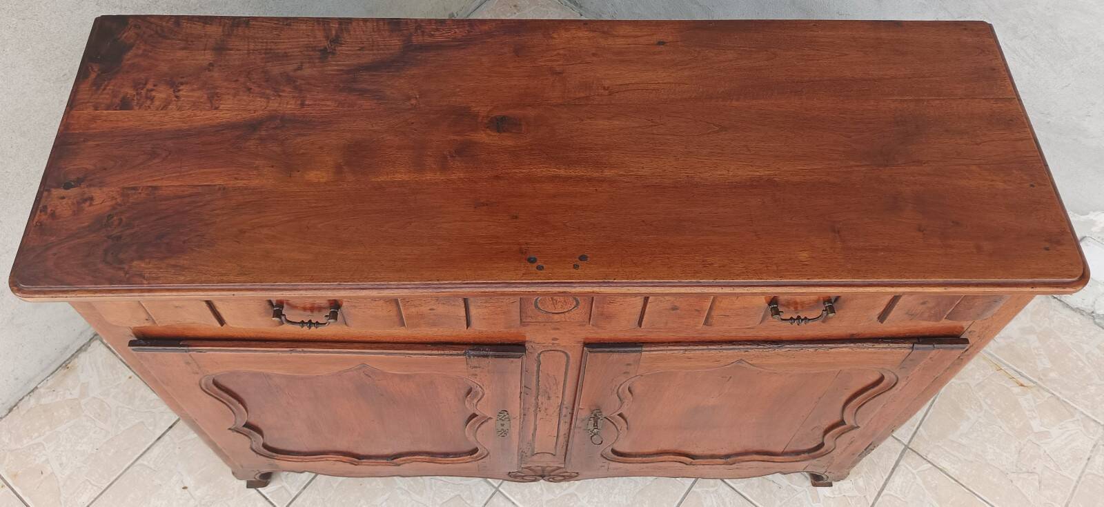 Louis XV walnut buffet from the 18th century.