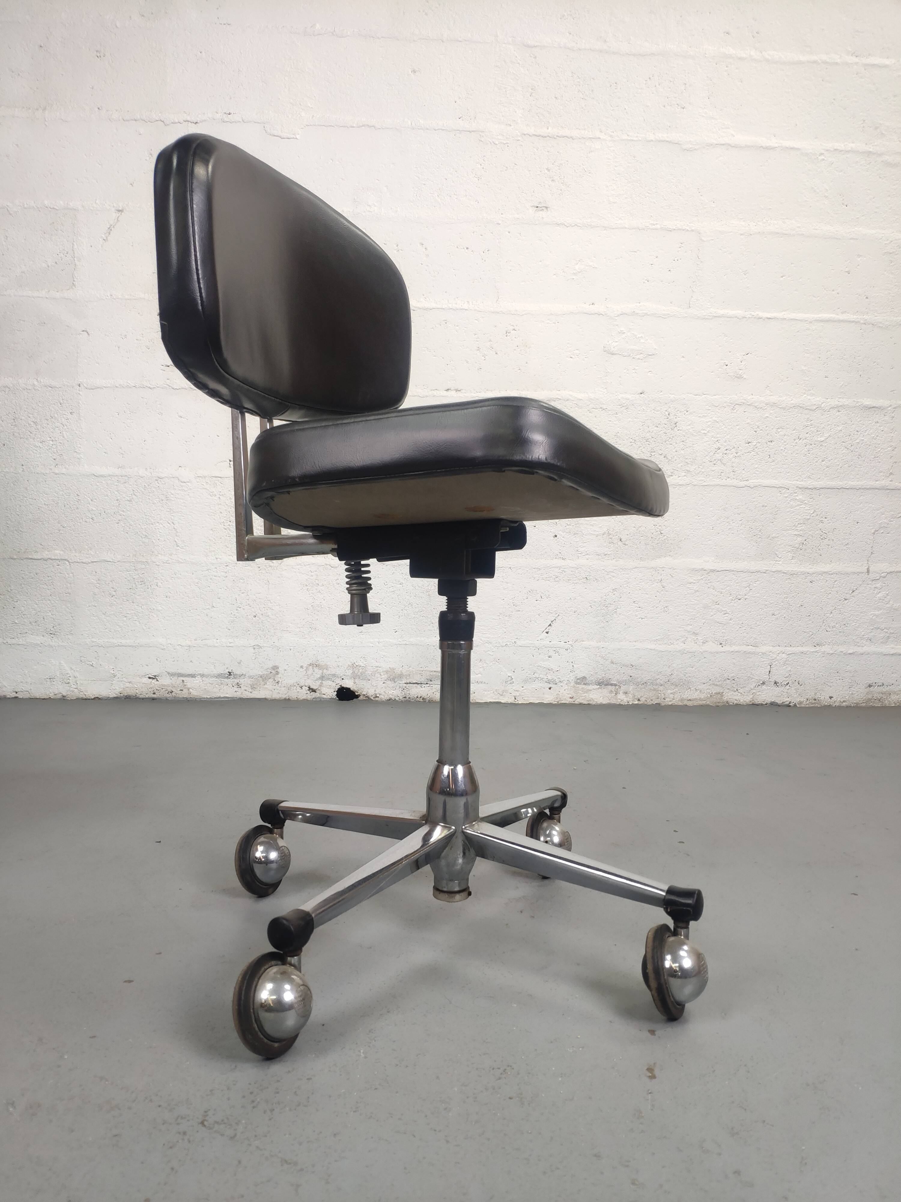 Chaise de bureau industrielle vintage à roulette skaï noir et chrome