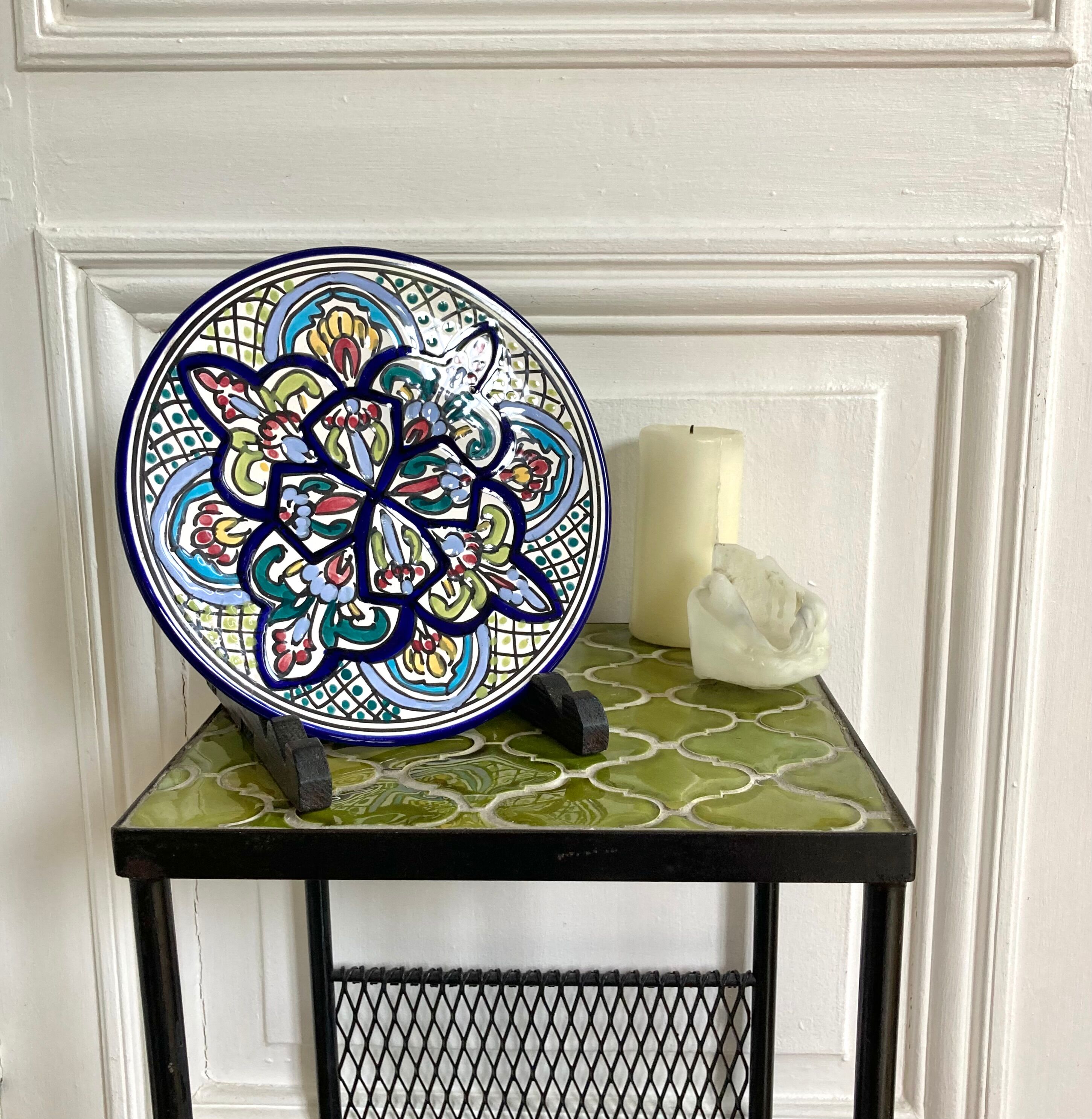 Polychrome decorative ceramic plate