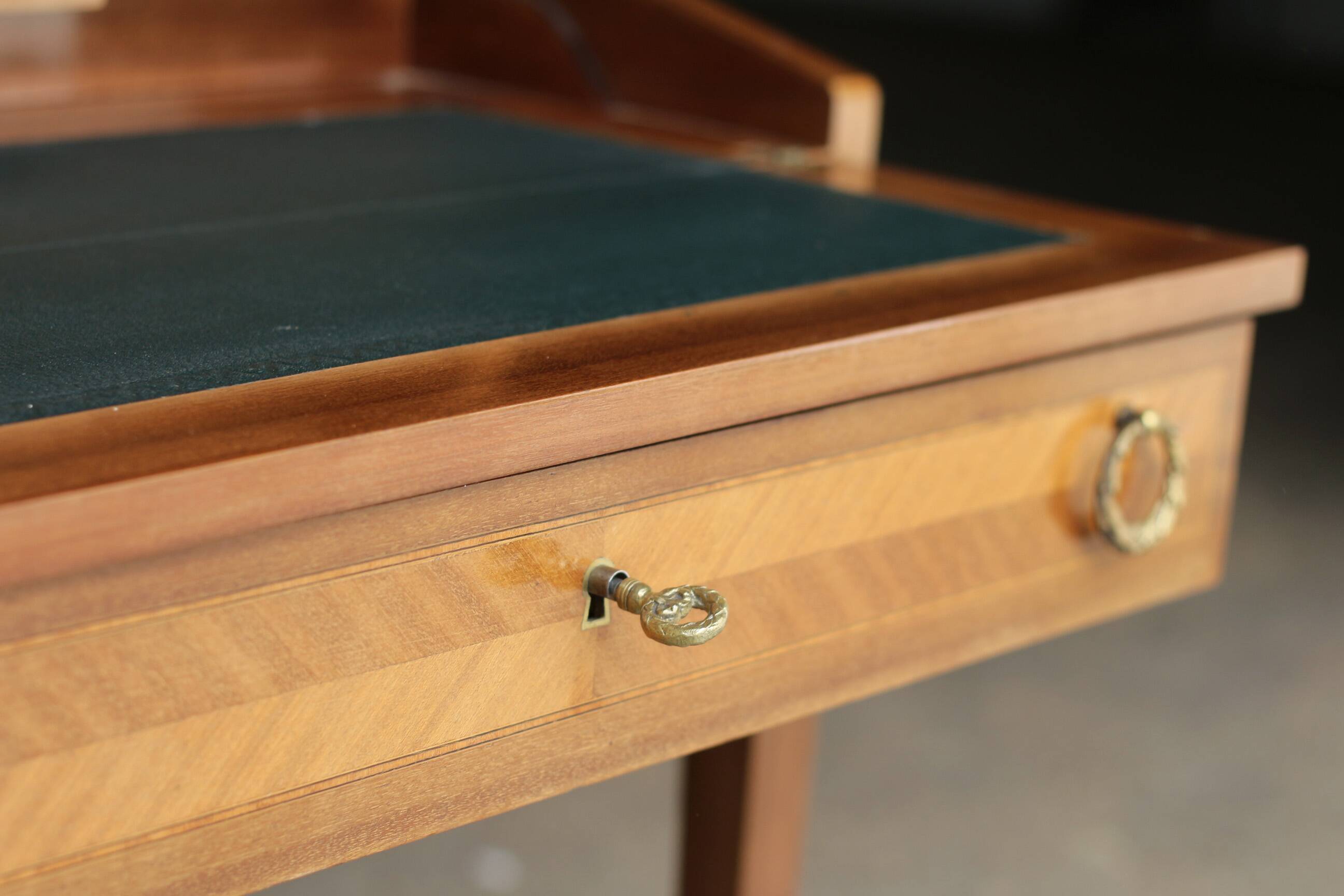 Charming desk with a blond wood structure. Work from the Faubourg (early 20th century).