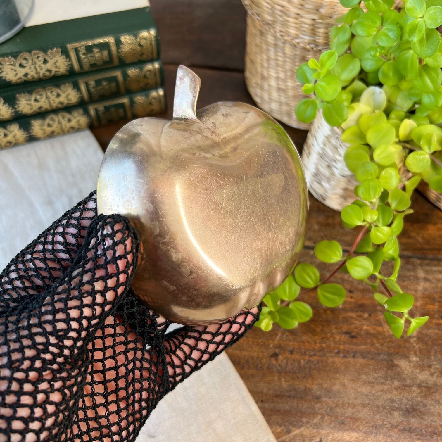 Apple-shaped brass tidy