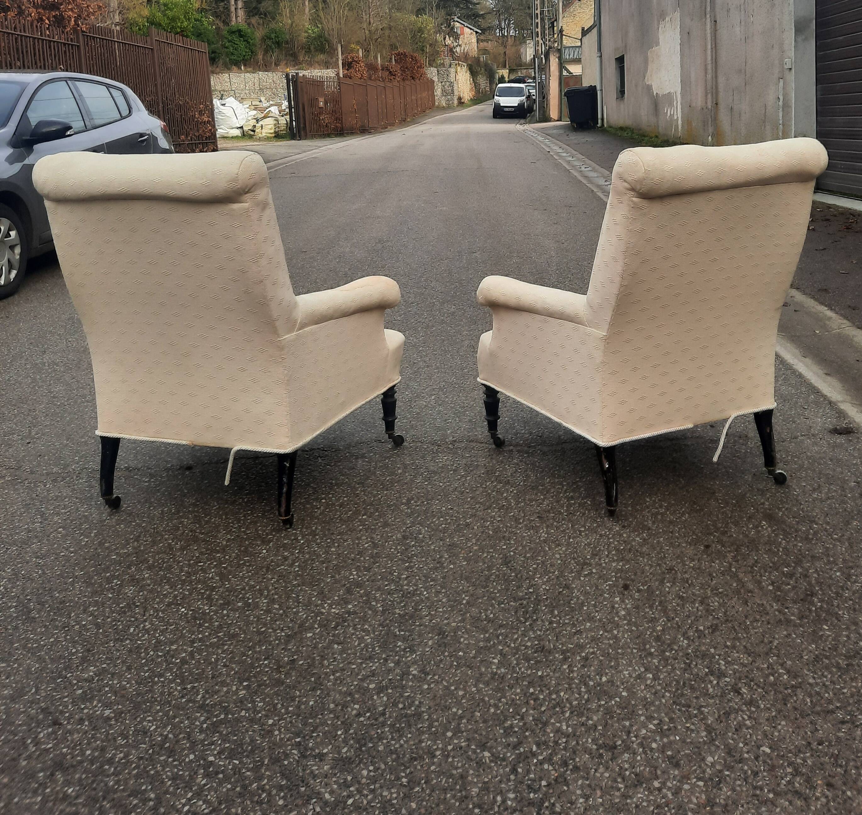 Paire de fauteuils en tissu écru et bois