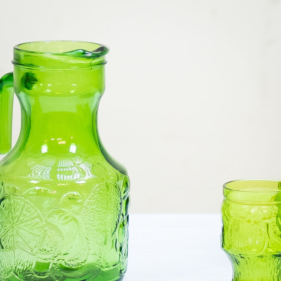 Decanter in molded green glass with orangeade fruit patterns with its 6 glasses