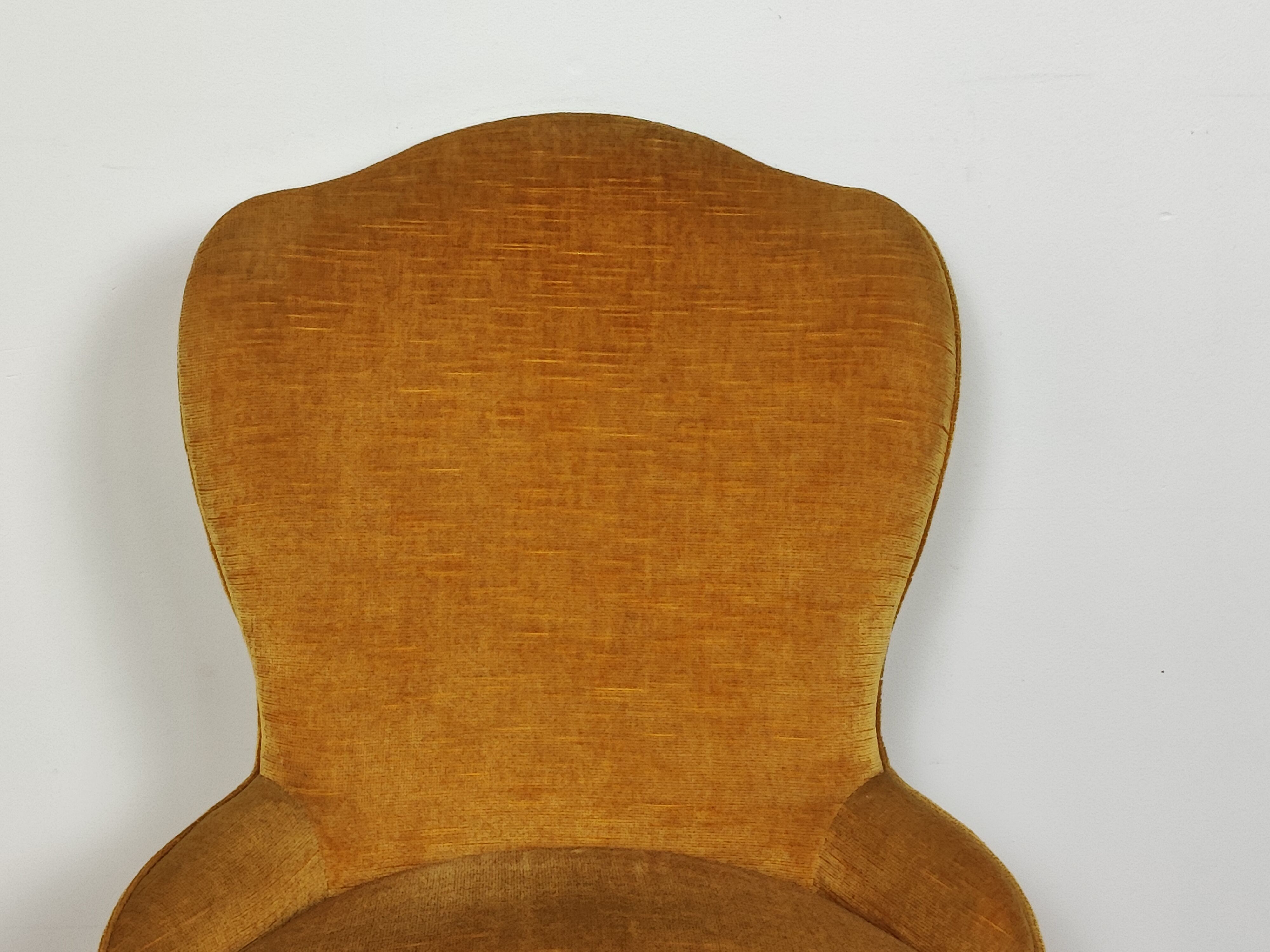 Velvet toad easy chair