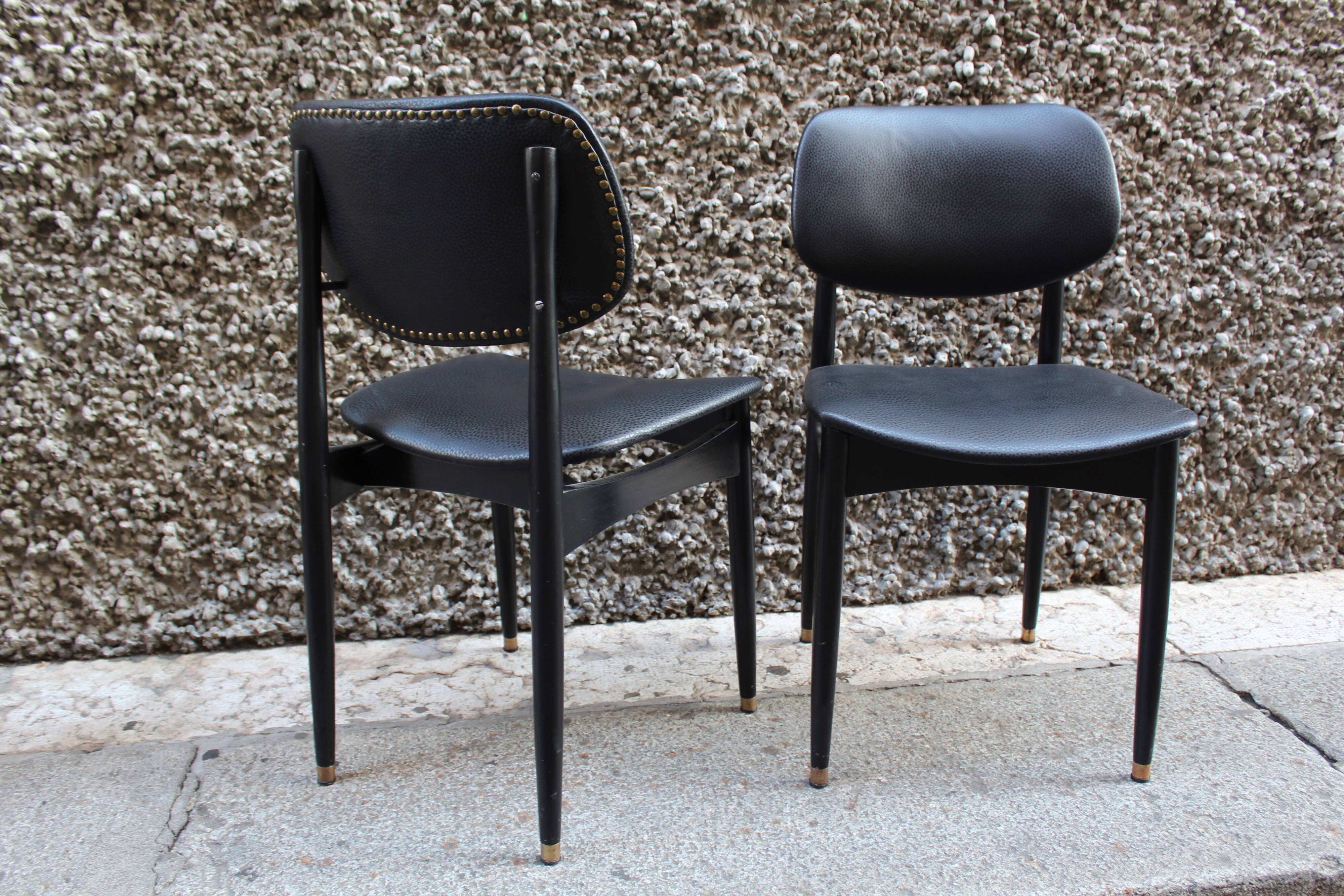 Coppia di sedie cassina da ufficio vintage in pelle nera, italia 1950, ottimo stato.