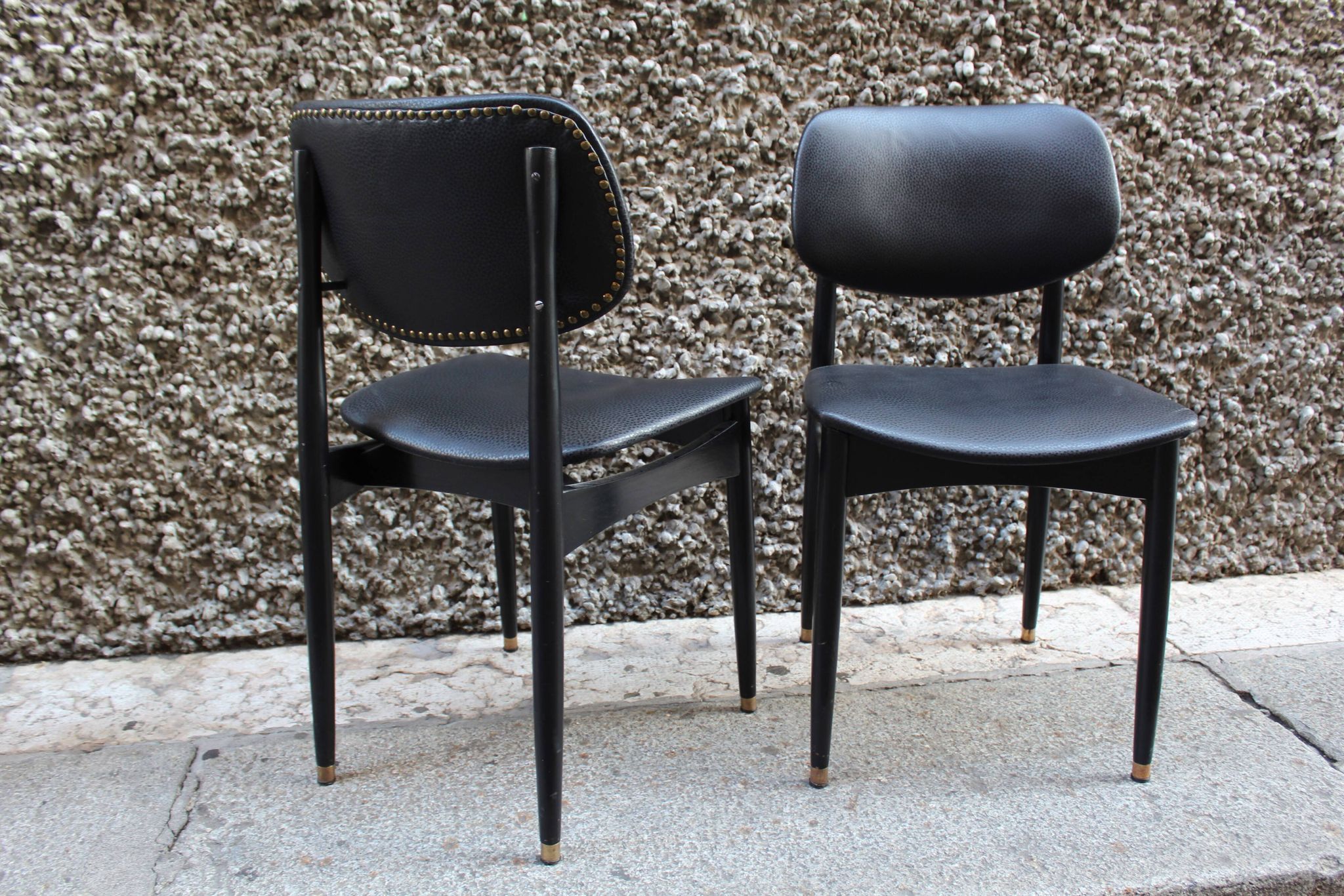 Pair of vintage Cassina office chairs in black leather, Italy 1950, in excellent condition.
