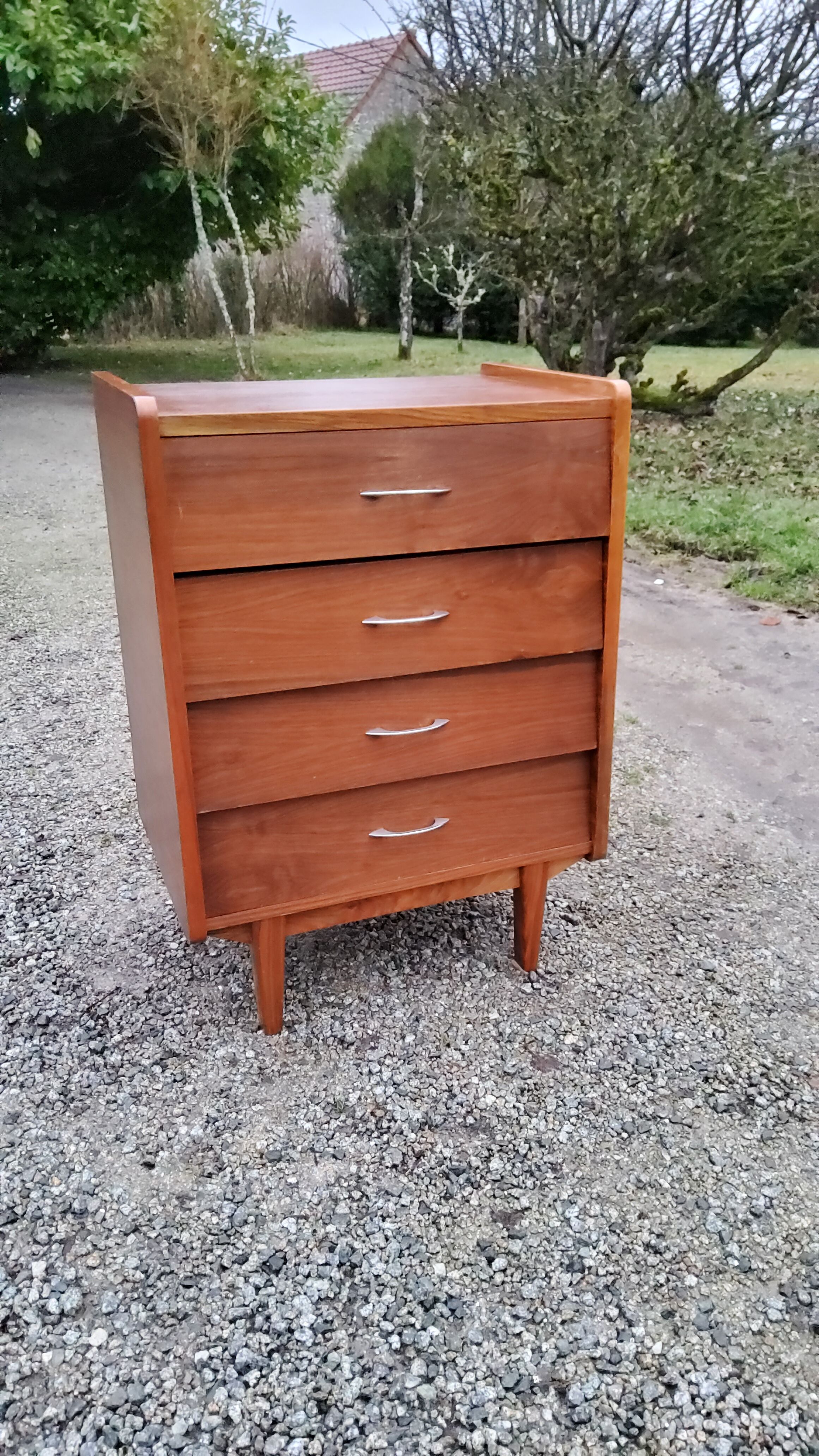 Chest of drawers of the 50s in rosewood spindle feet and fins