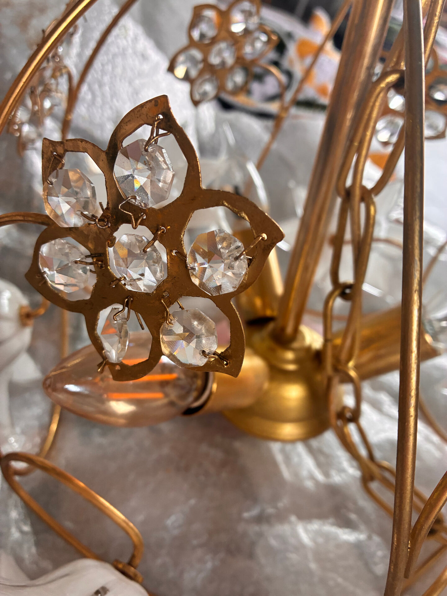 Lustre vintage en verre de Murano à fleurs opaline et laiton – 1970 (É