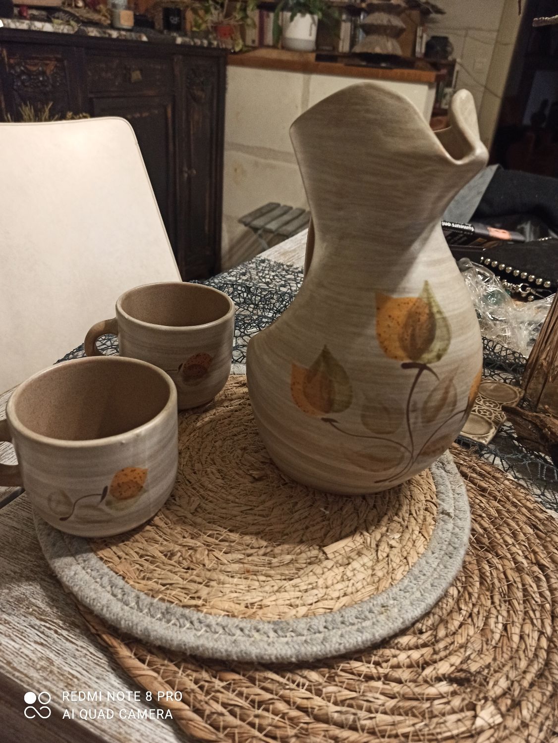 Cafetière et ses deux tasses