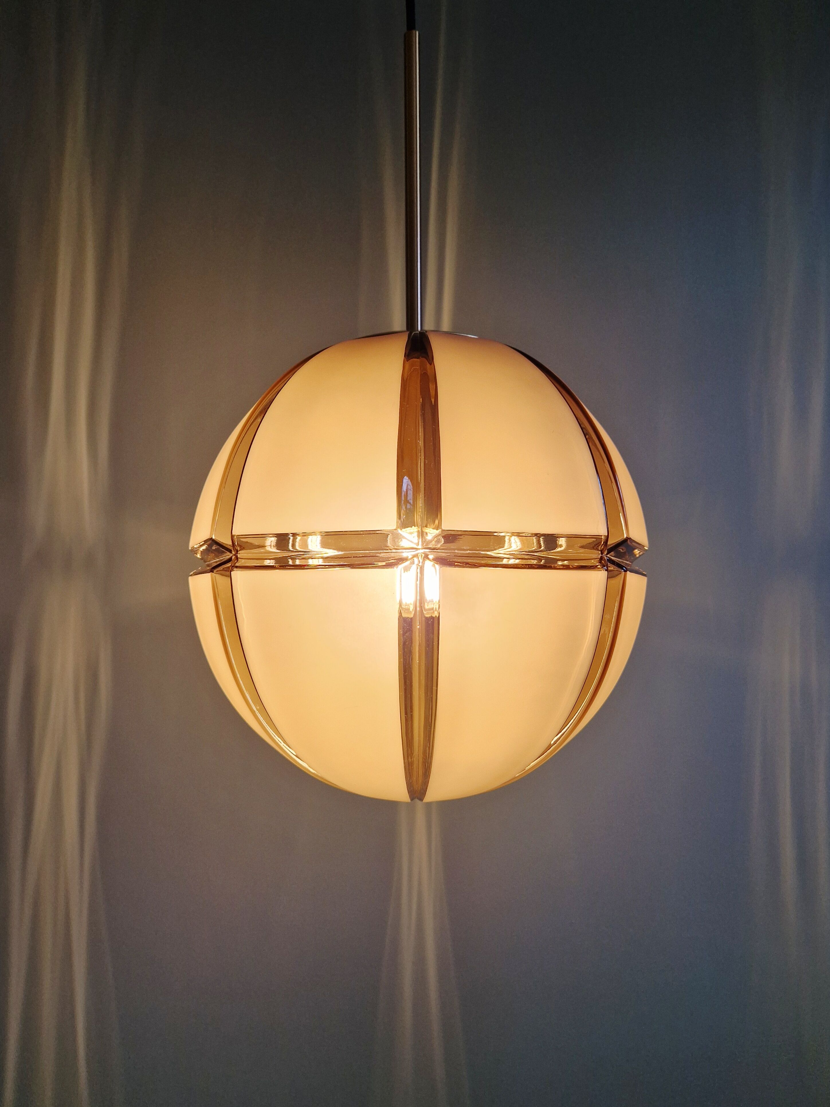 Grande suspension en verre fumé et dépoli, Peill & Putzler, 1970