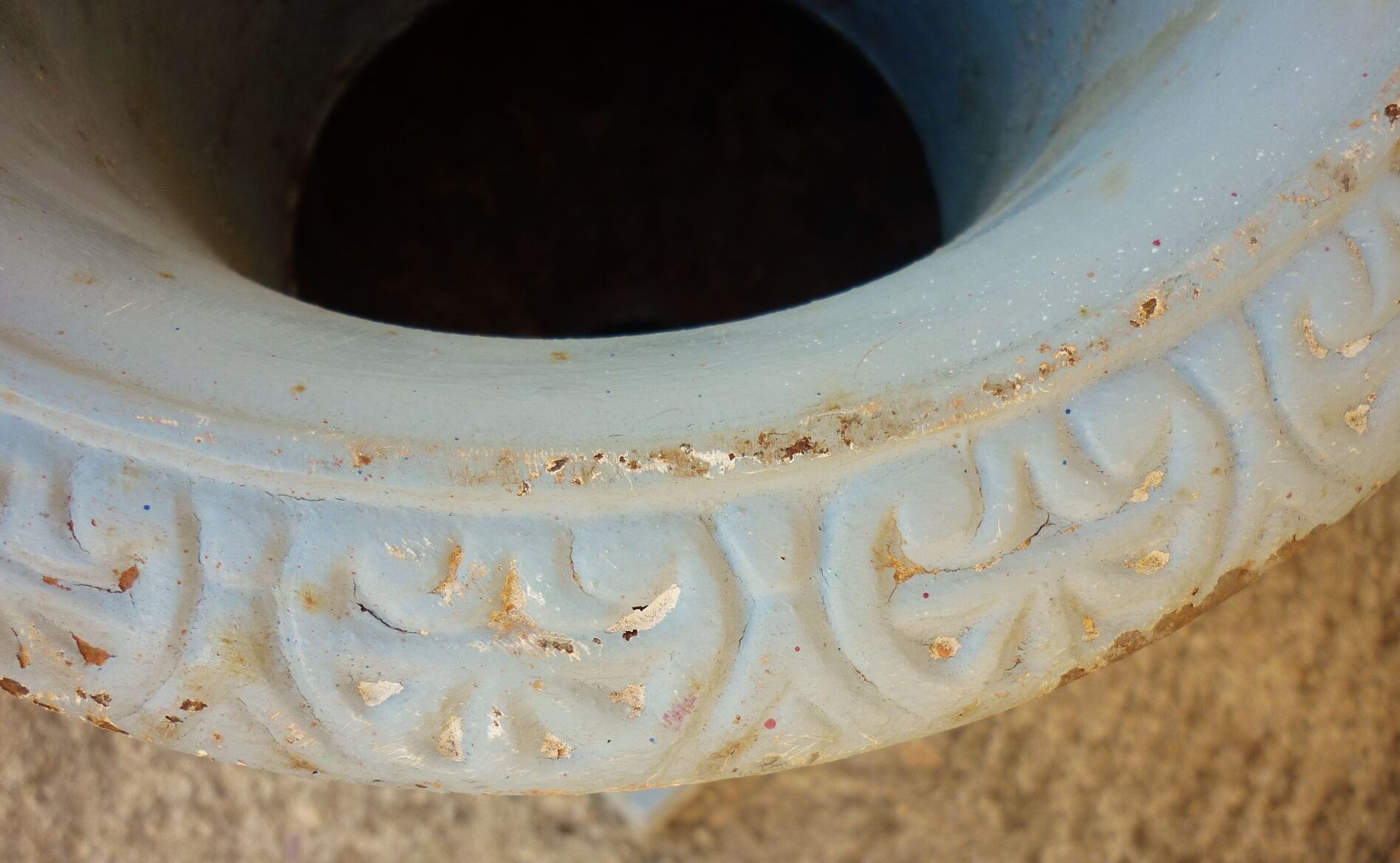 Pair of old Medici vase in cast iron, early XXth, H: 43.5cm