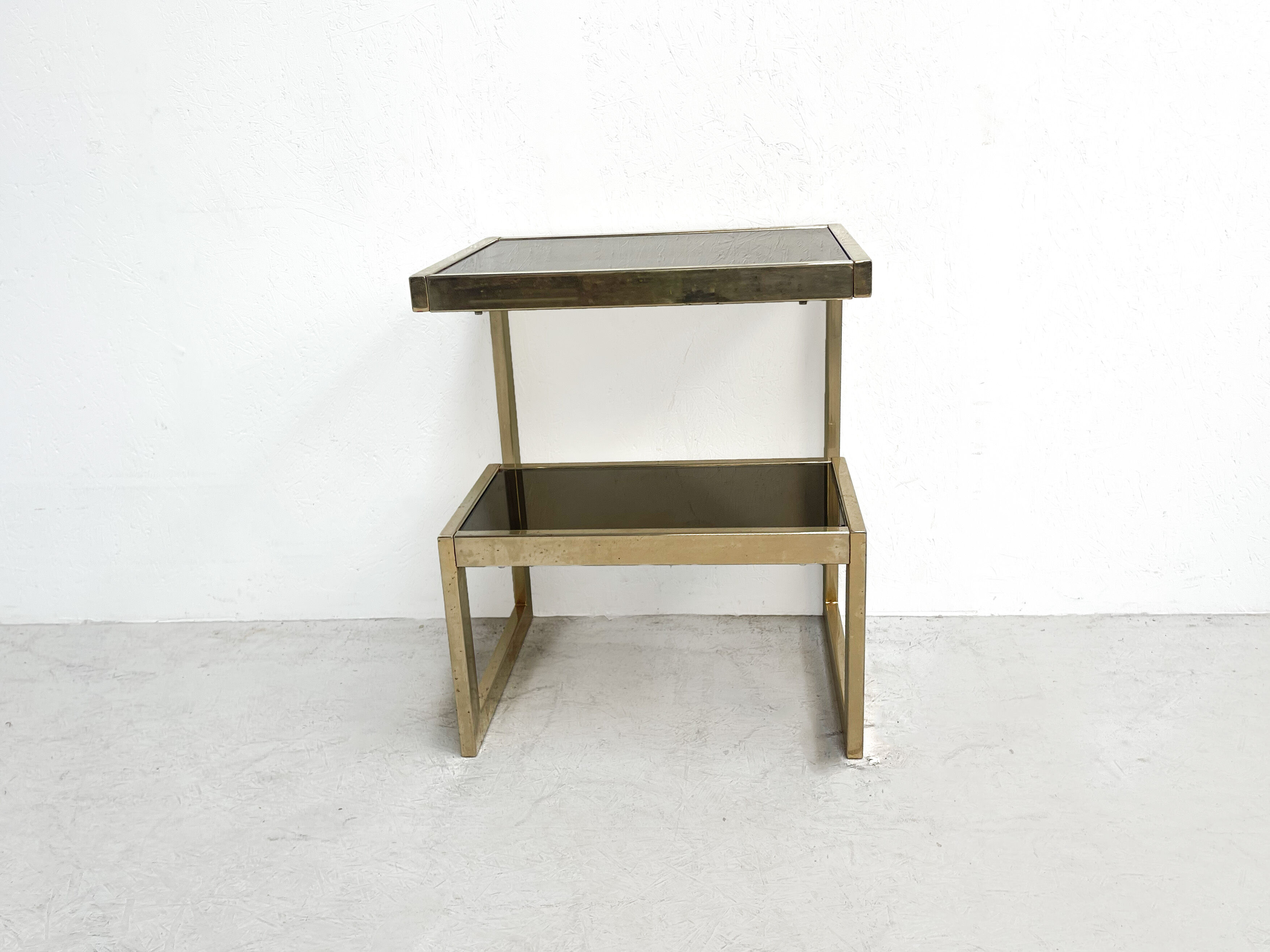 Table d’appoint en forme de G