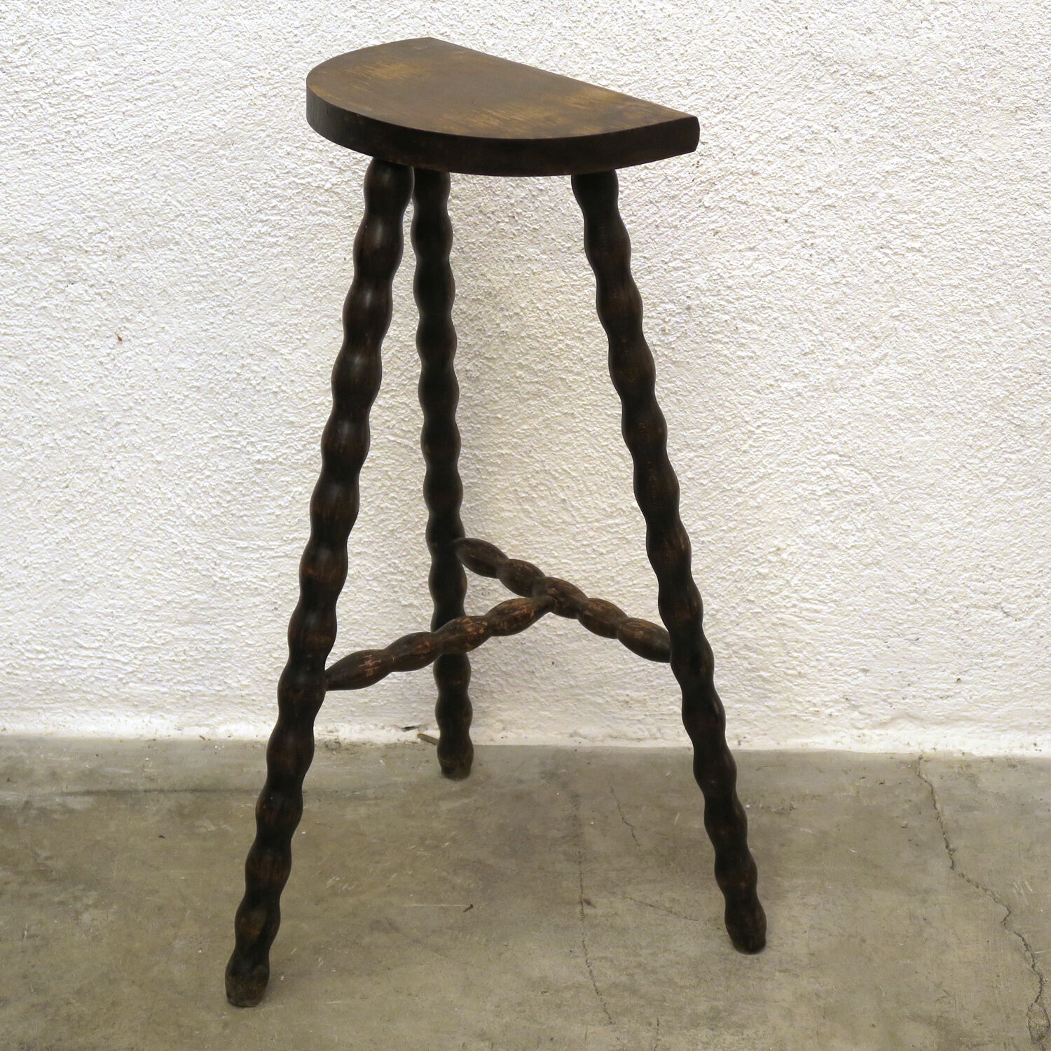 High tripod tabouret
