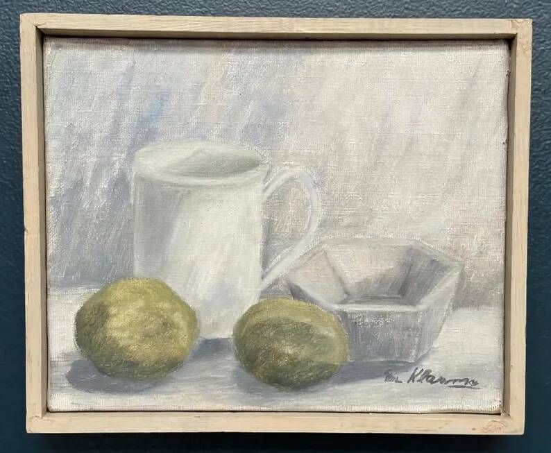 Original Swedish Oil on Canvas – “Jug, Bowl and Fruits” by Main Klarmo‑Kärred – Signed – 1961 – Vintage & Framed – 49×40.5 cm (19.3"×15.9")