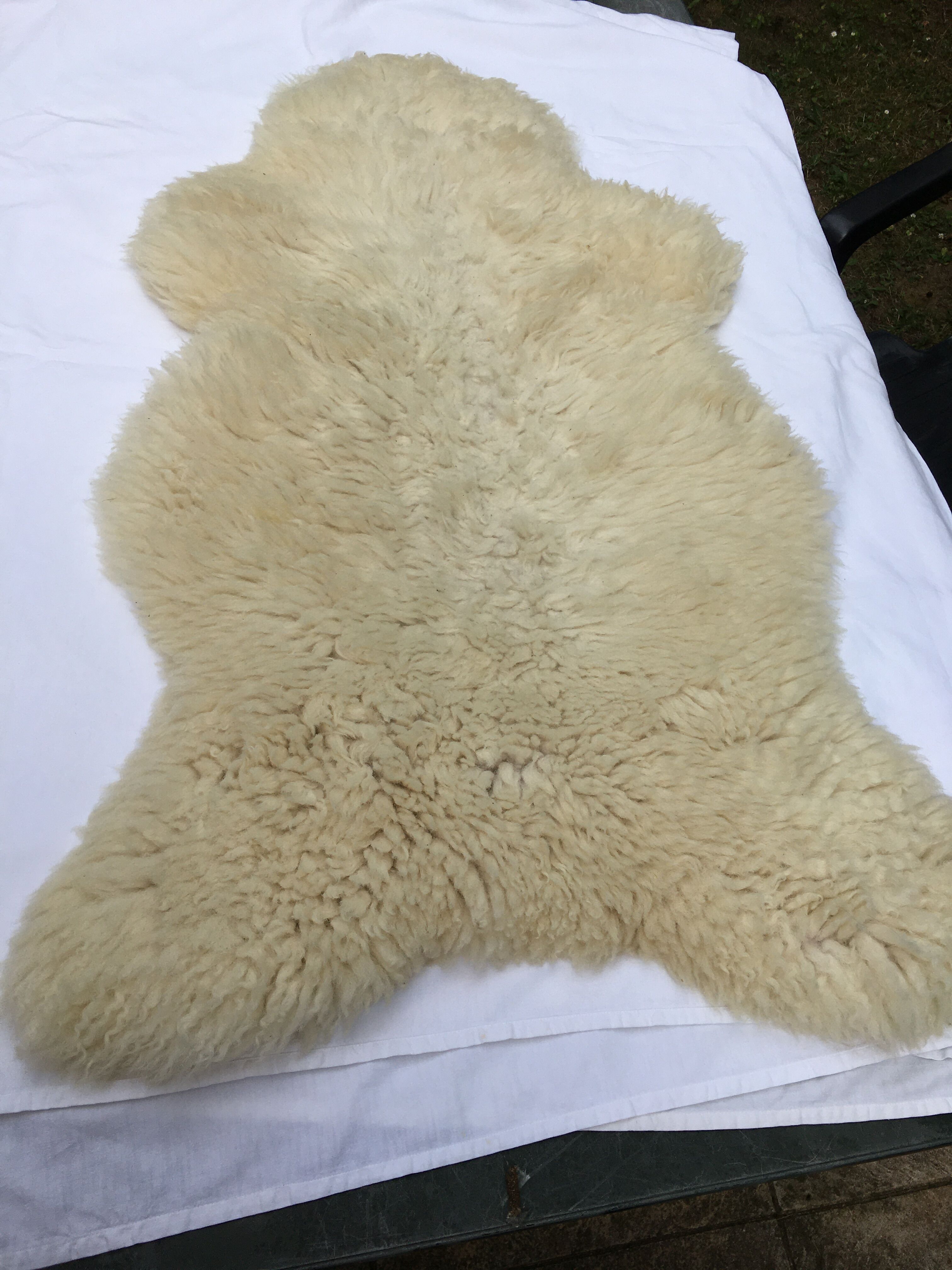 Thick and natural tanned sheepskin 100 cm x 60 cm