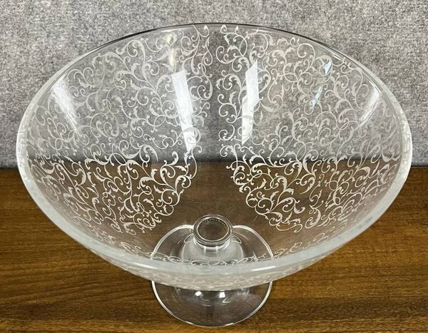 Importante coupe de centre de table sur piédouche en cristal de Baccarat