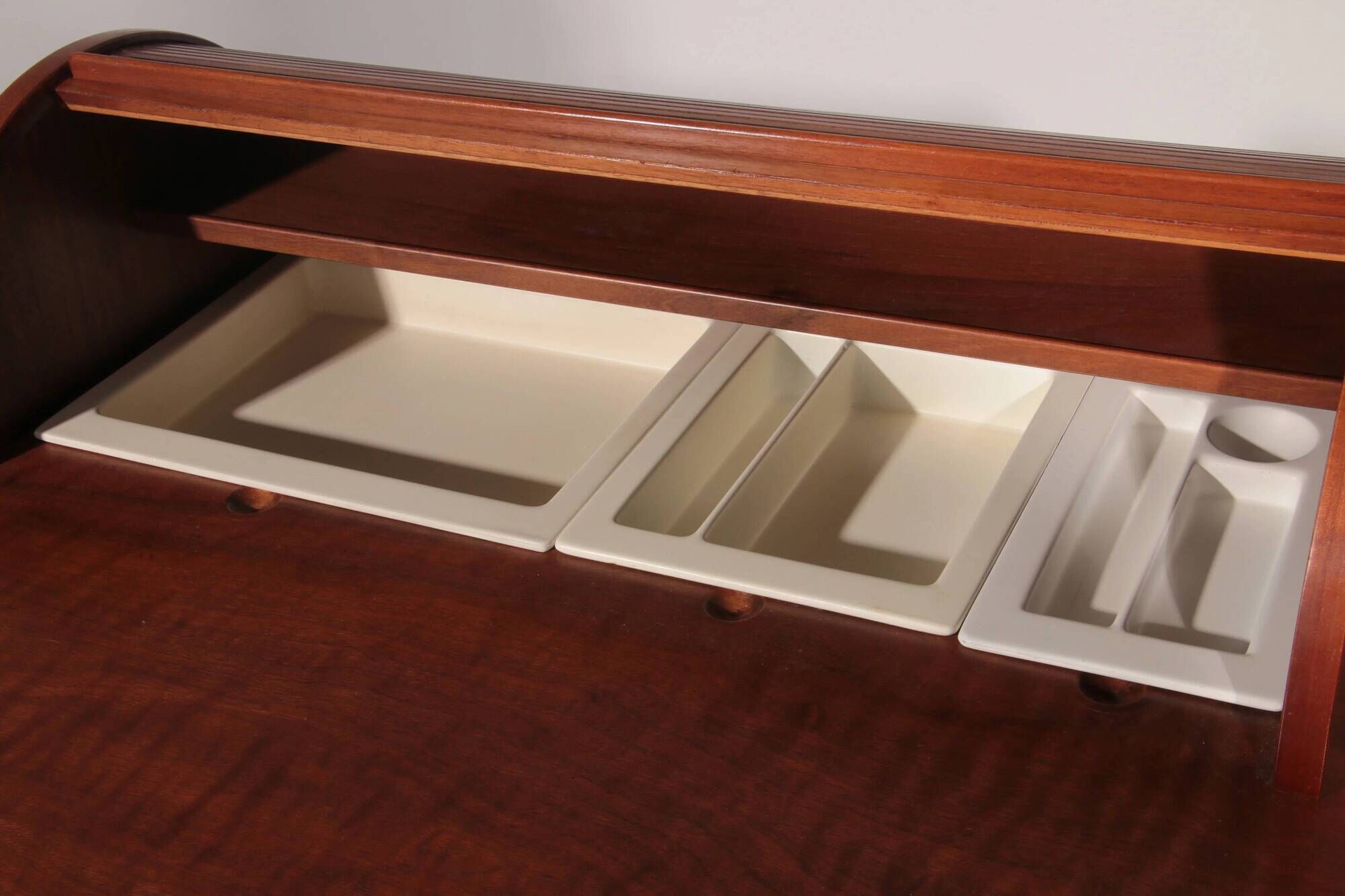 Italian design “Maia” walnut desk by Giotto Stoppino for Bernini, 1960s