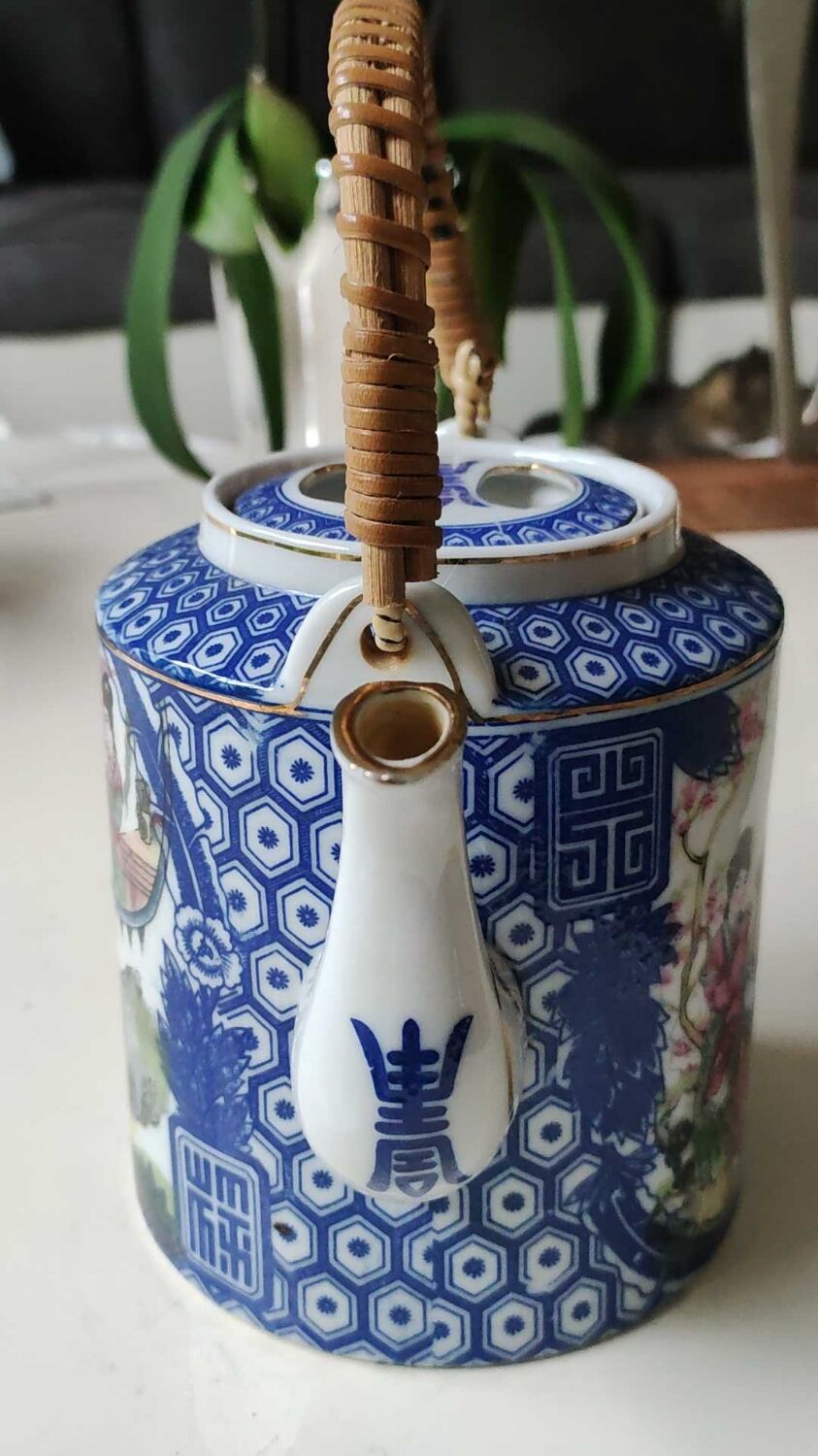 Japanese-inspired porcelain teapot.otifs Geishas kimonos, cherry blossoms