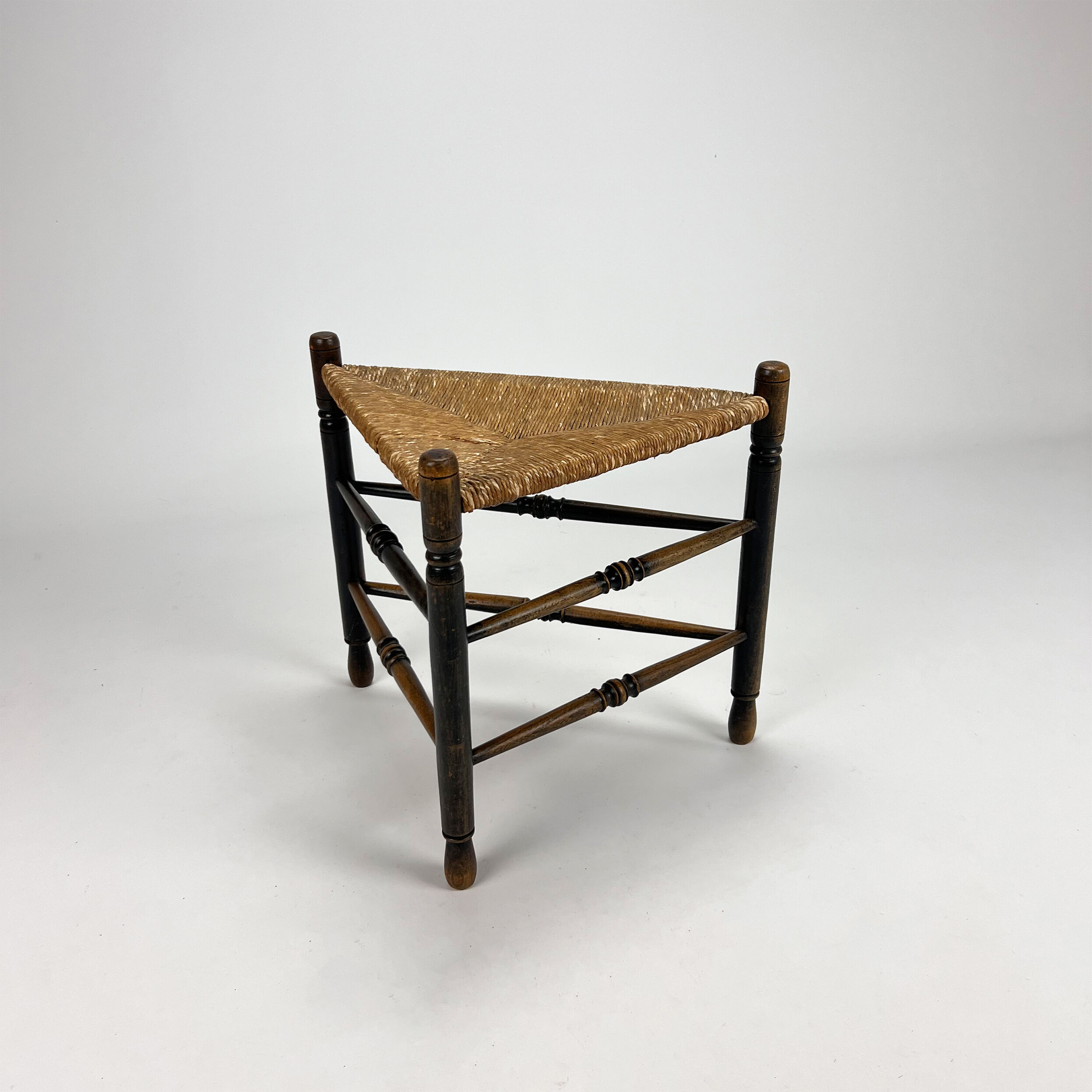 Tabouret triangulaire en chêne massif et osier, années 1950
