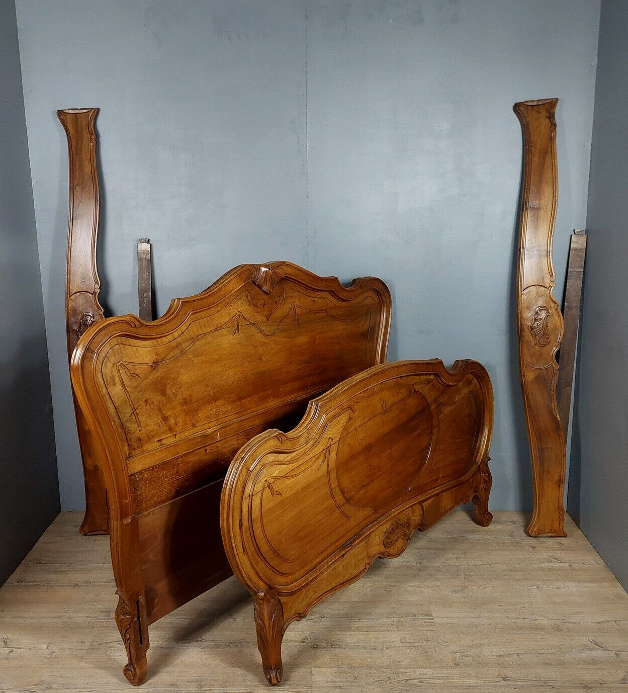 Louis XV bed in blond walnut around 1880-1900