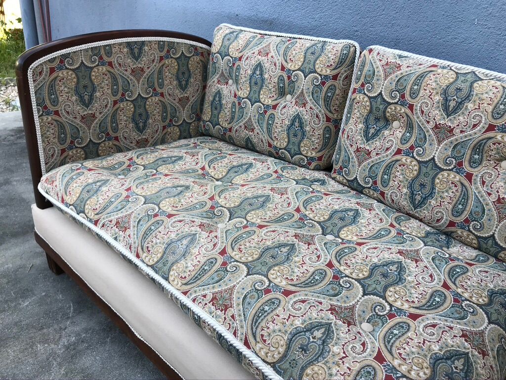 Bench reads art deco