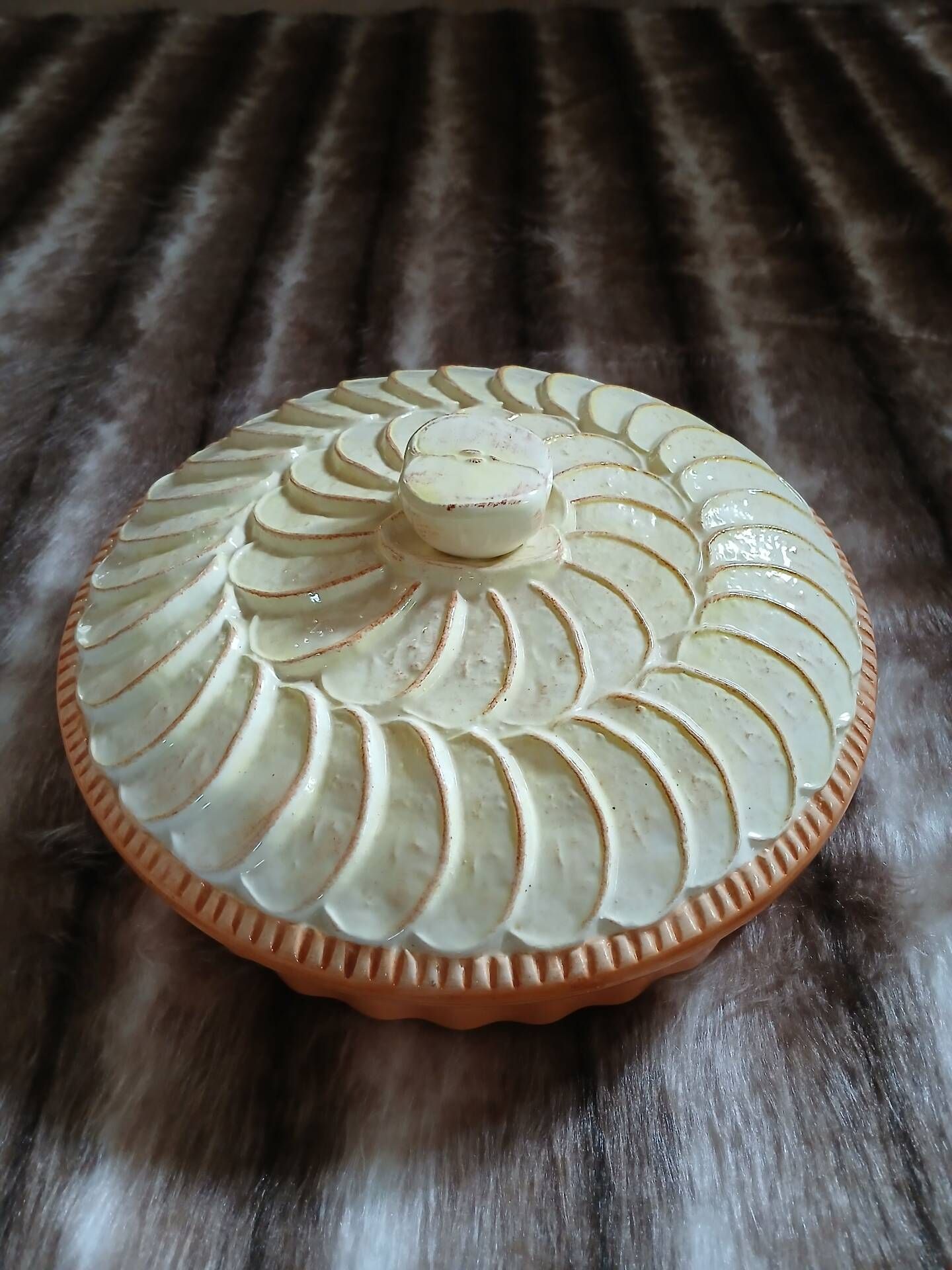 Vintage pie dish in majolica