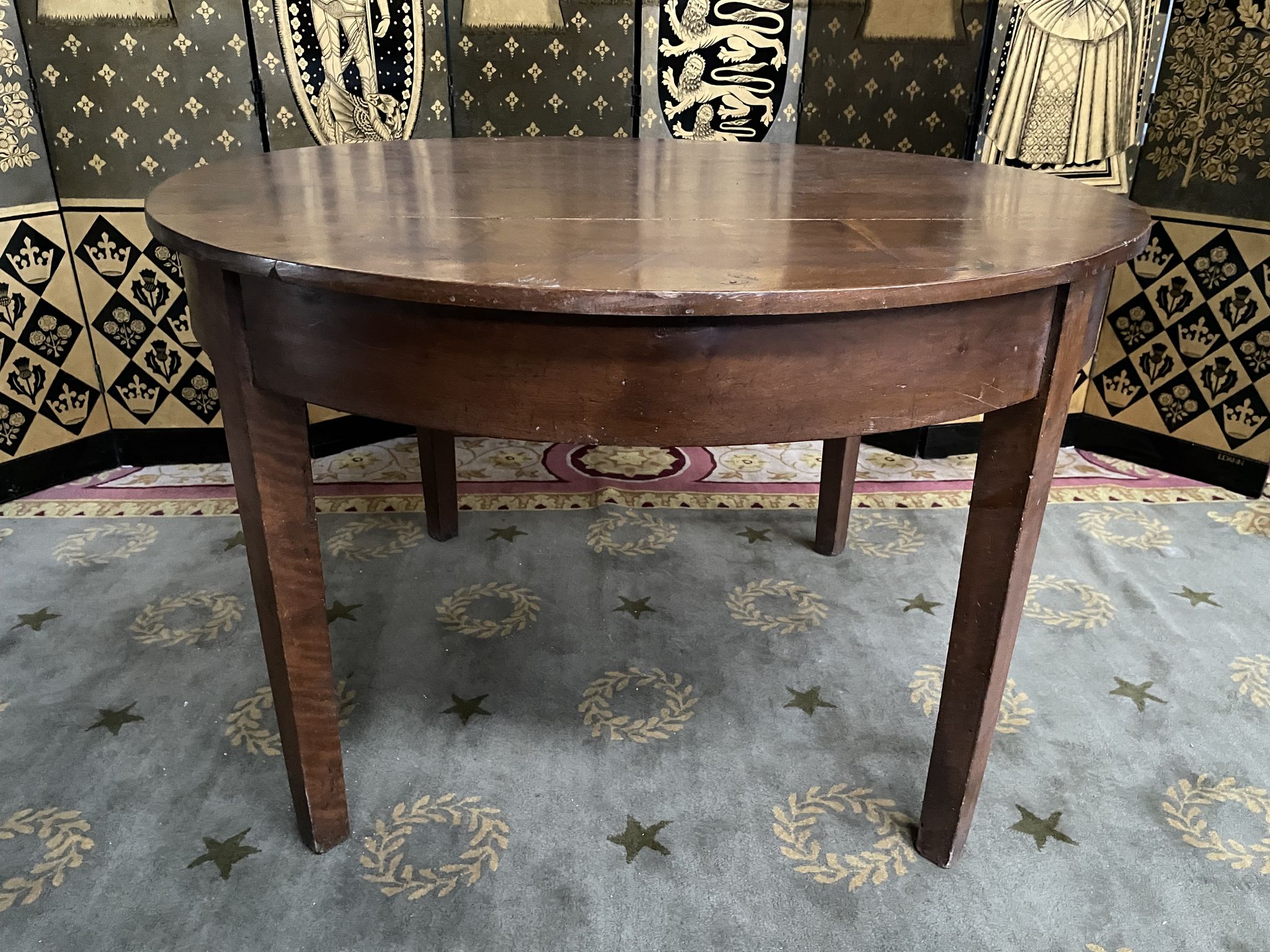 Table de ferme ronde en noyer à ceinture