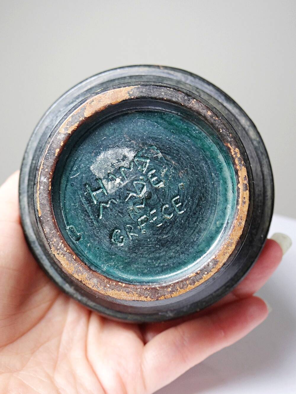 Small Greek pot in black terracotta with animal decoration, craftsmanship from 1960-80.