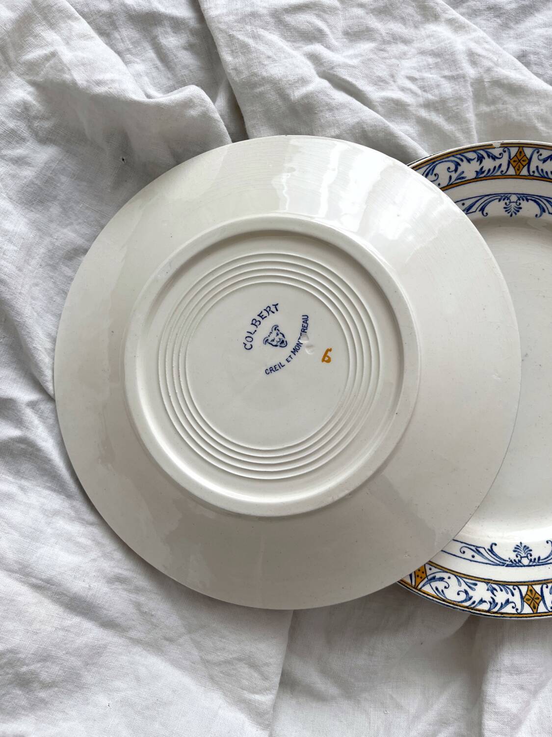 4 assiettes à dessert en terre de fer « Colbert » Creil et Montereau