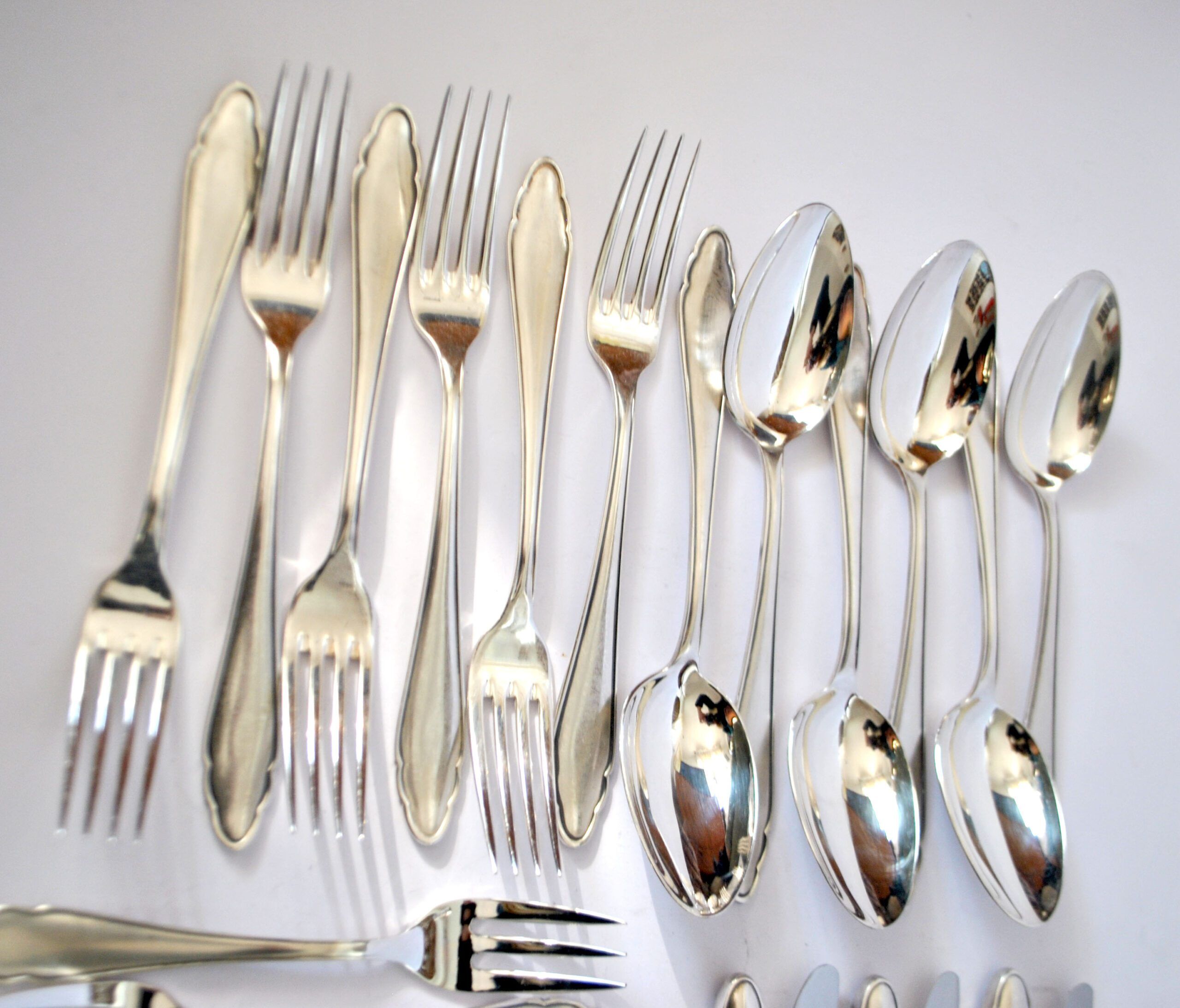 DEETJEN 30-piece modernist cutlery set with scalloped edges