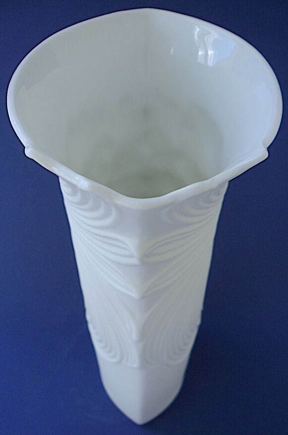 White porcelain biscuit vase, "Floralie" line, Kaiser factory (Germany)